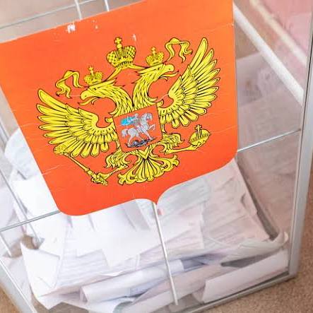 Досрочное голосование по выборам губернатора организуют в Иркутской области Для обеспечения избирательных прав проживающих в отдаленных и труднодоступных местностях, облизбирком региона принял постановление о проведении досрочного голосования с 26 августа по 8 сентября. Добираться в удаленные уголки области будут авиационным, железнодорожным, водным транспортом, на автомобилях высокой проходимости. Также образованы 14 экстерриториальных избирательных участков в Москве. Таким образом, жители Иркутской области, которые будут находиться 12–14 сентября в столице России, смогут проголосовать на этих участках на выборах губернатора региона. Для этого нужно подать заявление через портал «Госуслуги». Кроме того, в местах временного пребывания избирателей в Иркутской области больницы, вахтовые поселки, следственные изоляторы и др. будут образованы 22 избирательных участка. Также избирком утвердил документы по организации видеонаблюдения видеорегистрации в помещениях для голосования на выборах 12–14 сентября.