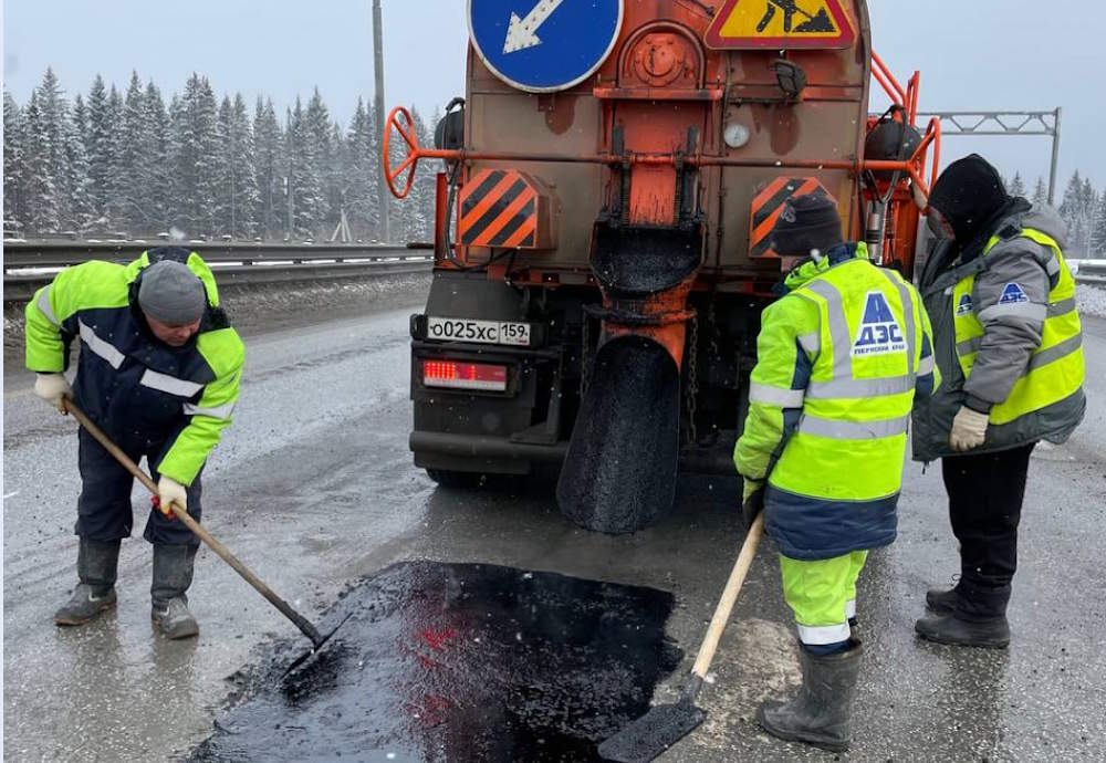На замену асфальта на проблемном участке трассы под Кунгуром выделили 221 миллион рублей Федеральный бюджет выделил 221 миллион рублей на замену асфальта на 13-километровом участке трассы Р-242 Пермь – Екатеринбург. Работы затронут участок между 71 и 84-ым километрами трассы - это примерно от Ергача до отворота на Кунгур. Работы займут два дорожных сезона и должны завершиться к сентябрю 2026 года. Этой весной от автомобилистов стали поступать жалобы на плохое состояние трассы в районе Шадейки. Из-за дефектов дороги водители были вынуждены снижать скорость движения до минимальной, что привело к пробкам. К маю дорожники выполнили ремонт разрушенных участков. >