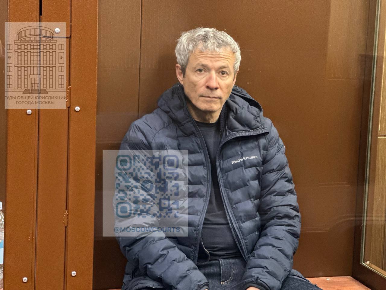 Суд арестовал активы экс-сенатора и основателя «Русагро» на 315 млн рублей Московский суд заморозил 315 млн рублей и доли в компаниях у основателя агрохолдинга «Русагро» Вадима Мошковича. При обысках изъяли 650 тыс. долларов в его автомобиле, а также 1,6 млн евро, 1,2 млн долларов и 29 млн рублей в офисах. Мошковича и бывшего гендиректора «Русагро» Максима Басова обвиняют в мошенничестве при захвате контроля над холдингом «Солнечные продукты» в 2018–2019 годах. По версии следствия, они не выполнили обязательств по инвестициям и провели сделки, нанеся ущерб кредиторам на 47 млрд рублей. Поддержать бустом