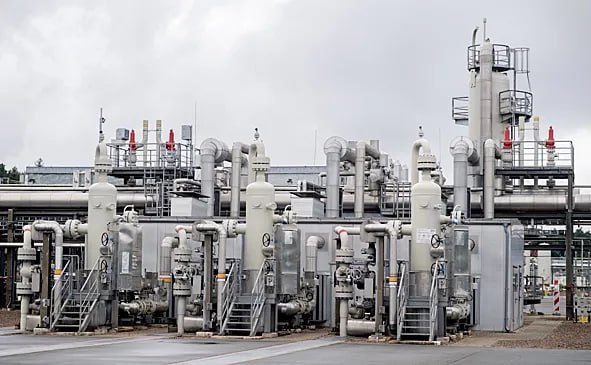 Европа отобрала из подземных хранилищ ПХГ рекордный объем газа для ноября в результате чего запасы опустились ниже 80 Об этом говорят данные Gas Infrastructure Europe GIE Как сообщает ТАСС отбор газа рекордными темпами происходит из за похолодания в европейских странах По состоянию на 21 ноября показатель отбора достиг 666 млн кубометров Это третье максимальное значение для ноября за всю историю после рекордных показателей 29 и 30 ноября 2016 года В прошлом сезоне отбора газа из ПХГ Европы завершившемся 28 марта 2025 года в них оставалось всего 33 57 запасов