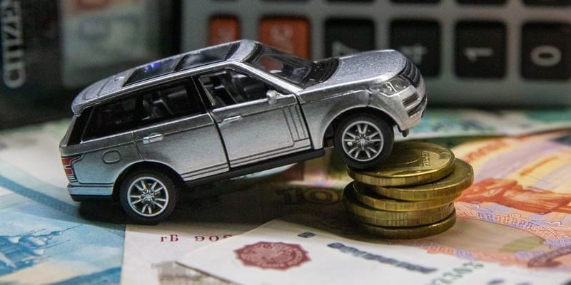 С 1 января 2026 года банки не могут учитывать доход указанный заемщиком в анкете для выдачи автокредитов а также использовать собственные модели для оценки платежеспособности Подтвердить заработок можно будет через цифровой профиль на Госуслугах или справку по форме 2 НДФЛ Как утверждают участники авторынка в январе феврале возможна сильная просадка в объеме выдачи автокредитов Из за новых правил может выпасть до 40 потенциальных заемщиков поскольку часть клиентов получает зарплату в конверте а сама автокредитная сфера пока не готова к использованию цифрового профиля при оценке платежеспособности клиентов