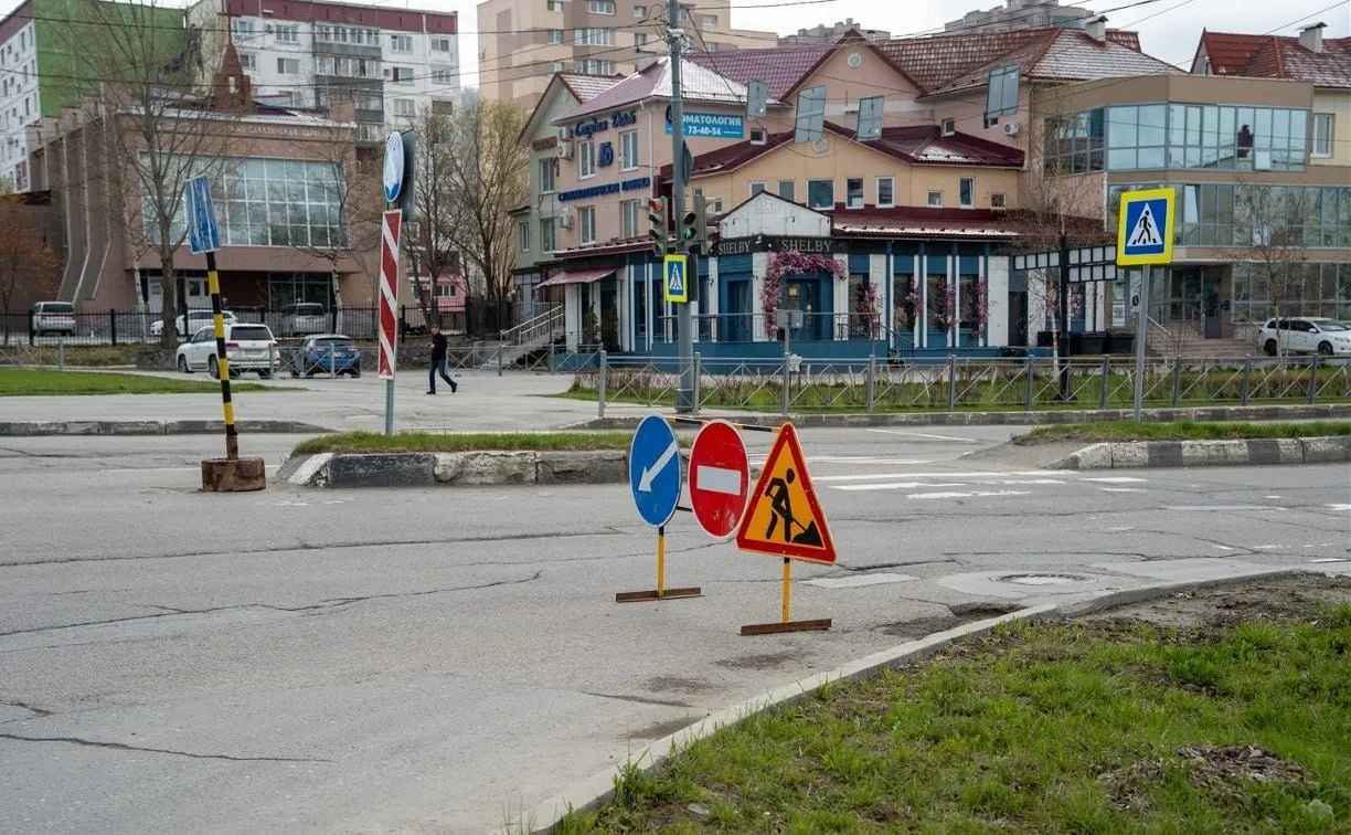 На улице Комсомольской в Южно Сахалинске начался ремонт Работы идут на участке от Пуркаева до Есенина Здесь заменят бордюры обновят асфальт и отремонтируют тротуары Сейчас техника работает на западной стороне улицы Основной объём ремонта планируют завершить до 1 сентября Водителям стоит учитывать временные ограничения движения и заранее выбирать маршрут Источник Любишь Сахалин   Подписывайся