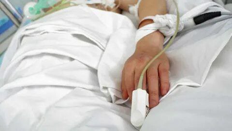 Супруга ударила ножом в живот ревнивого мужа в Турочакском районе О происшествии в полицию сообщили медики после того как к ним в больницу доставили истекавшего кровью пострадавшего 57 летнего сельчанина Он рассказал что колото резаную рану живота с повреждением кишечника получил от жены Накануне перед происшествием 58 летняя женщина находилась у знакомых где распивала спиртное После застолья сельчанка решила заночевать в гостях На следующий день когда женщина вернулась домой у неё произошел конфликт с мужем на почве ревности и семейно бытовых отношений После взаимных оскорблений началась драка тут то женщина схватилась за кухонный нож Им она и ударила мужа в живот Испугавшись последствий сельчанка побежала к соседям всё рассказала Тогда сосед самостоятельно довез пострадавшего до районной больницы где ему оказали медицинскую помощь В отношении женщины возбуждено уголовное дело Фото для иллюстрации