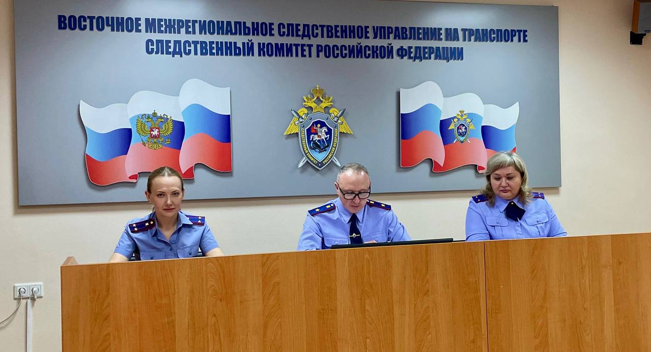 В Восточном МСУТ СК России состоялось заседание Женского совета Сегодня в Восточном межрегиональном следственном управлении на транспорте СК России при руководителе следственного управления Александрове Алексее Анатольевиче состоялось очередное заседание Женского совета, которое прошло как в очной форме, так и посредством видеоконференцсвязи. На заседании принят ряд организационных решений, подведены итоги работы Женского совета в текущем году. Определены направления деятельности, которым необходимо уделить особое внимание, в том числе организации и проведения воспитательно-патриотических мероприятий, праздничных мероприятий для воспитанников подшефных детских учреждений и детей сотрудников ведомства. Обозначены примеры мероприятий, установлены сроки их проведения. В заключение мероприятия участники Женского совета отметили значимость указанных встреч для решения актуальных задач, стоящих перед общественным органом, а также обсудили перспективные направления своей дальнейшей работы.