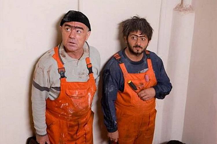 Список запретных профессий для мигрантов призвали создать в Госдуме По словам депутата Дмитрия Гусева иностранцы приезжают жить в Россию под видом работы Возникает вопрос с защитой трудовых прав наших граждан когда за более низкую оплату на работу принимают мигранта а не россиянина Там где мигрантов быть не должно должны работать наши люди По его мнению для этого необходимо создать перечень запретных для иностранных граждан профессий Согласны Канал вХабаровске Подпишись