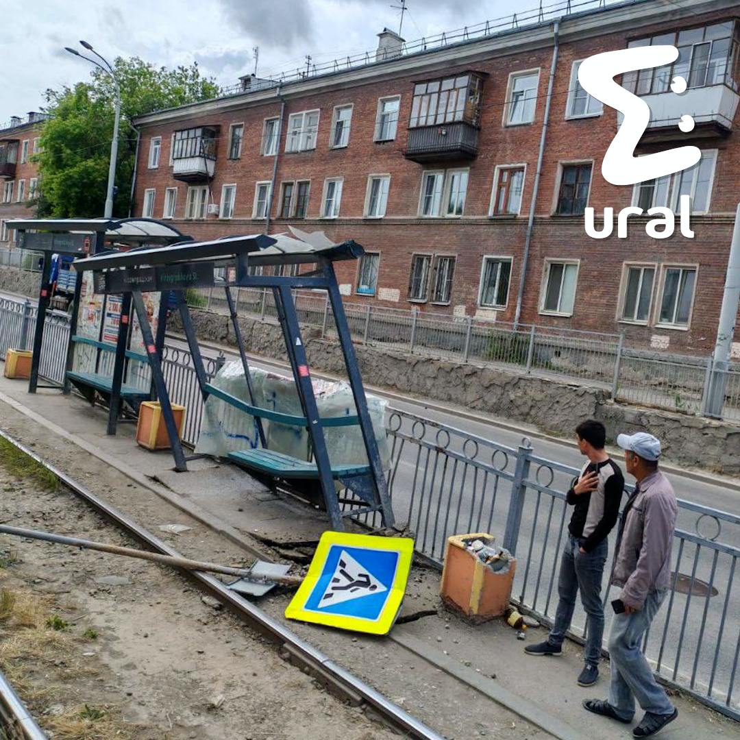 КамАЗ снёс остановку, на которой стояли екатеринбуржец с семилетним сыном. На перекрёстке Бакинских Комиссаров и Кировградской у грузовика во время поворота сдвинулась стрела водитель не закрепил . В итоге она врезалась в павильон. Внутри как раз стояли мужчина с ребёнком. Оба отделались лёгкими порезами от стекла, после осмотра их отпустили домой.