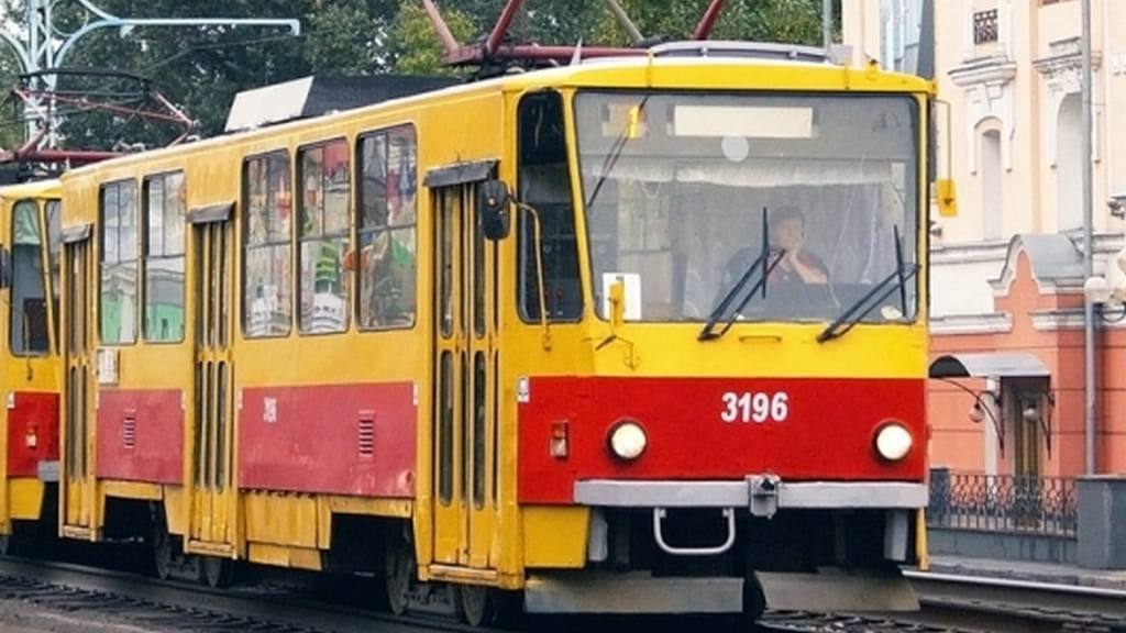 В Барнауле временно изменены схемы движения трамваев и троллейбусов В связи с обрывом контактной сети в районе проспекта Ленина/ул. Матросова временно измены схемы движения трамваев и троллейбусов. Движение троллейбусов организовано по следующей схеме: Троллейбус №1 Стадион - Депо №4- Стадион. Троллейбус №7 Балтийская Депо №4 Балтийская. Троллейбус №6 Солнечная Поляна-БШК Солнечная поляна. Движение трамваев организовано по следующей схеме: Трамвай м-та №1 Докучаево -Попова-Космонавтов .-С. Западная -А. Петрова -Челюскинцев - Анатолия -Свободы. обратно так-же. Трамвай м-та № 7 Депо №3- Власихинская -Попова- А, Петрова-Челюскинцев -Анатолия -Красноармейский -Кордон обратно так же. Трамвай м-та №3 Пивзавод - Попова-Власихинская -Малахова -А. Петрова -С. Западная -Калинина - Космонавтов -Поток обратно так же. На участке работает аварийная бригада МУП «Горэлектротранс». barnaul_org