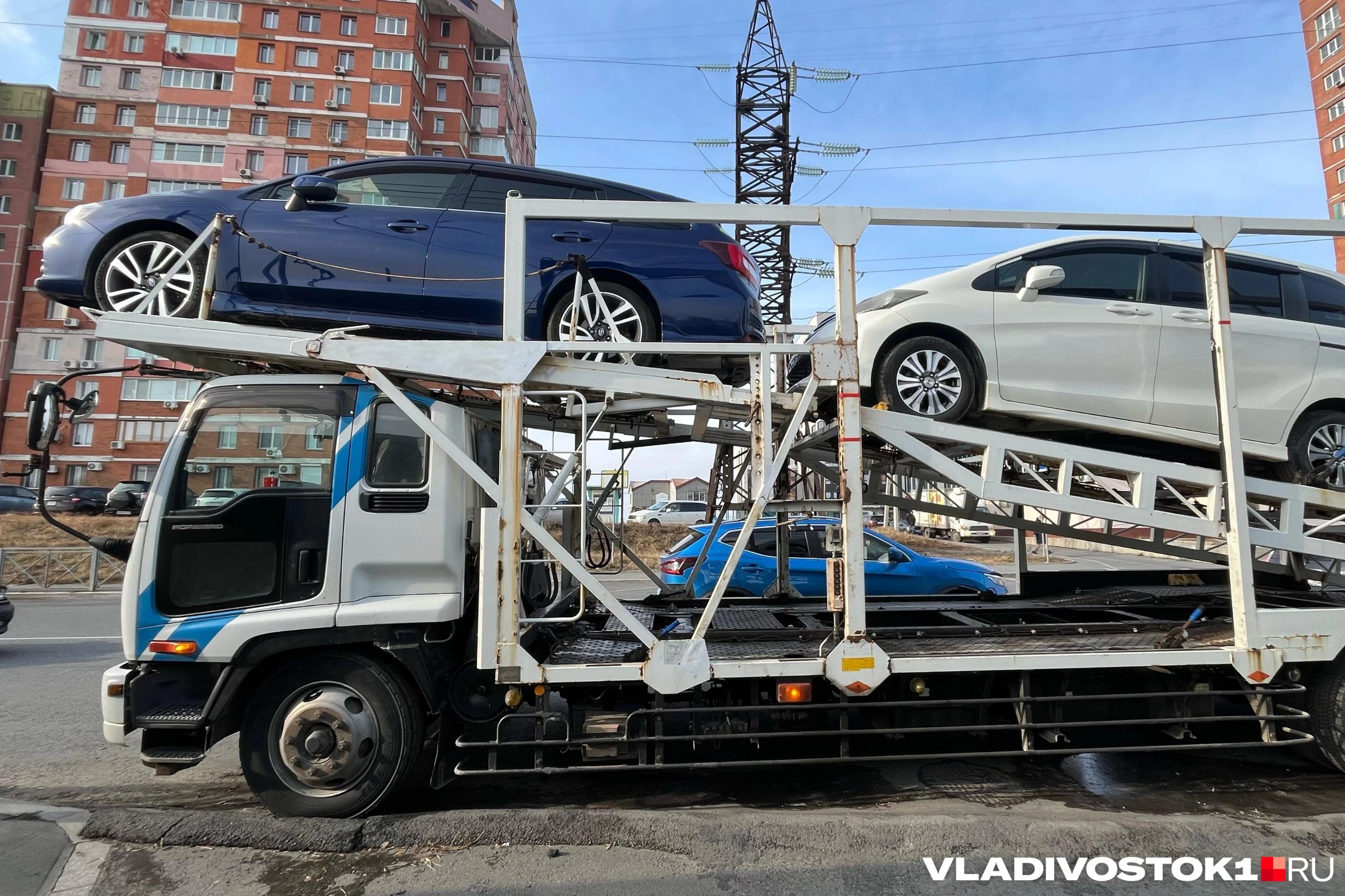 Таможенные пункты Владивостока и Уссурийска перешли на круглосуточный режим работы с 27 ноября В Федеральной таможенной службе России пояснили что это нужно для того чтобы таможенные представители могли в любое время подать документы на ввозимый автомобиль Для работы привлечены дополнительные сотрудники Благодаря новым правилам в первые же сутки с 8 30 27 ноября до 8 30 28 ноября в Приморье зарегистрировали почти 3 4 тысячи пассажирских таможенных деклараций на автомобили для физических лиц В течение 28 ноября таможенники выпустили 2525 транспортных средств и Уссурийский пункт даже поставил рекорд 728 автомобилей При этом по понятным причинам ночью документы подают менее охотно Правила оформления несмотря на изменение графика работы не изменились владелец автомобиля должен обеспечить техническую готовность транспорта и своевременный вывоз его со склада Подписаться