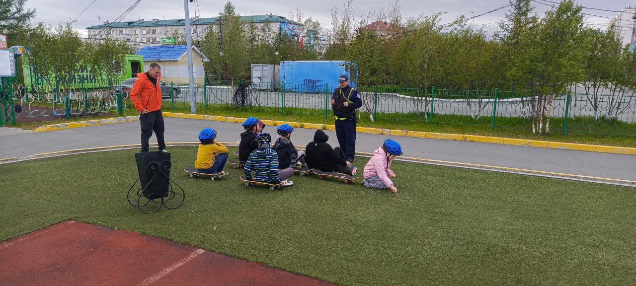  В Лабытнанги автоинспекторы напомнили ребятам о дорожной безопасности. На детской площадке «Старт» сотрудники Госавтоинспекции провели мероприятие, направленное на повышение знаний детей о безопасности дорожного движения и формирование ответственного поведения пешеходов. В ходе мероприятия особое внимание уделялось правилам перехода проезжей части и использованию светофоров. Дети активно участвовали, задавали вопросы и получили полезные советы. В завершение каждому участнику вручили буклет с Правилами дорожного движения. #мвдроссии #полиция #гибддянао #гибдд #янао #лабытнанги