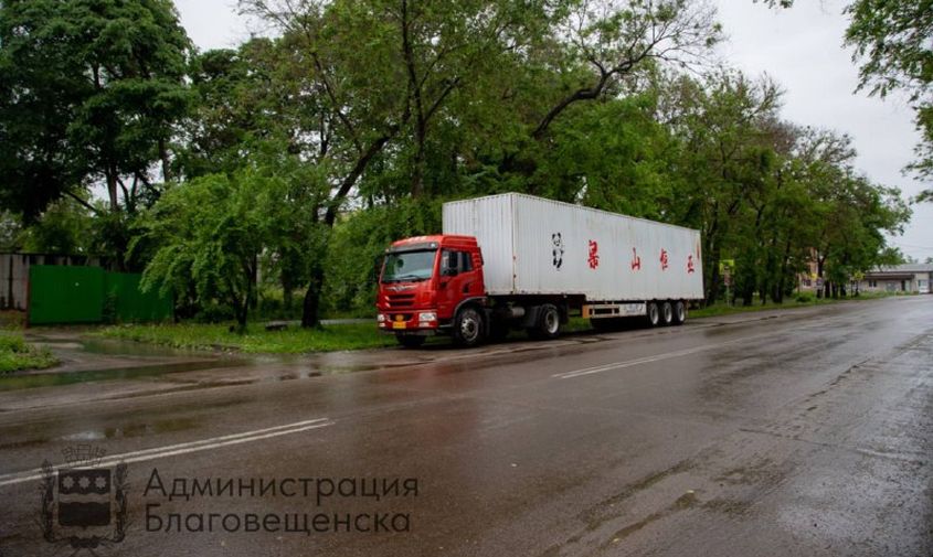 На улице Краснофлотской в Благовещенске теперь запрещена стоянка большегрузов На улице Краснофлотской от Первомайской до Чайковского установили дорожные знаки Стоянка грузового транспорта запрещена и Работает эвакуатор Список остальных участков на которых запрещена стоянка грузовиков   asn24 ru news society 138874 Фото blagoveshchensk rf общество Подписаться Проголосовать
