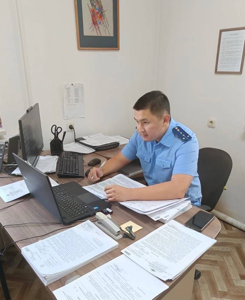 Прокуратура Яшкульского района добилась установки пожарной сигнализации в домах культуры  Проверка выявила, что в домах культуры в посёлках Утта и Молодежный отсутствуют система пожарной сигнализации и оповещения при пожаре, а в посёлке Привольный требуется ремонт и обслуживание уже установленной системы. Несмотря на ранее внесённые представления, меры не были приняты. В связи с этим прокуратура направила три иска, которые 29 июля 2025 года были удовлетворены судом в полном объёме. Сельские муниципалитеты обязаны устранить нарушения. Исполнение решений находится на контроле прокуратуры.  Фото: kalmprok - Прокуратура Республики Калмыкия  Быть в курсе   Прислать новость