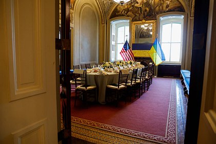 Трамп порассуждал о выходе США из переговоров по Украине США могут однажды выйти из переговоров по Украине. Об этом президент США Дональд Трамп заявил в интервью телеканалу NBC News. «Настанет время, когда я скажу: "Ладно, продолжайте, продолжайте глупо себя вести" . .. Возможно, придет время, когда я скажу это», — порассуждал американский лидер. Он также отметил, что иногда приближается к этой черте, однако потом «случаются некоторые вещи», которые останавливают его. Кроме того, президент США в очередной раз возложил вину за конфликт и бесконтрольное финансирование Украины на своего предшественника — Джо Байдена. «Байден просто отдал им 350 миллиардов долларов и понятия не имеет, что произошло с деньгами . .. И не забывайте, это война Байдена. Она никогда не случилась бы, если бы президентом был я», — заявил Трамп. Ранее лидер США оценил возможность баллотироваться на третий срок. Трамп заявил, что это «не то, к чему он стремится».