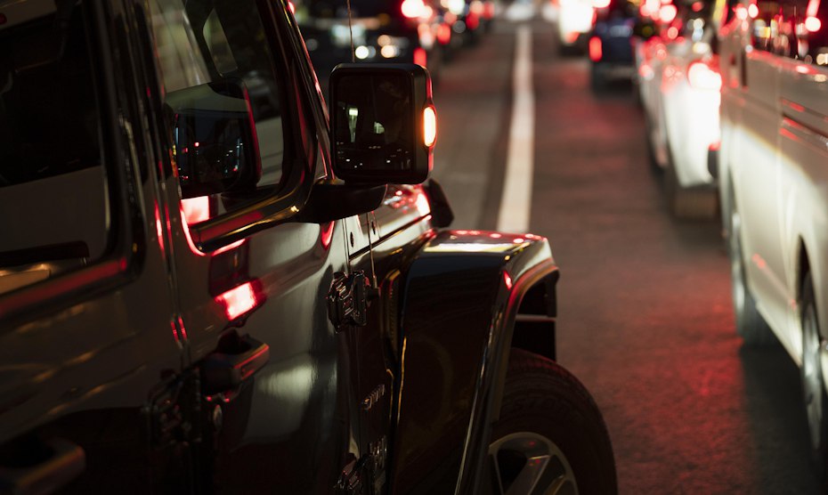 Стать водителем можно будет быстрее но дороже Эксперты и автошколы предлагают ввести госпошлину за каждую попытку сдачи экзамена на права Инициатива направлена на повышение уровня подготовки водителей который был охарактеризован как отвратительный Параллельно отмечается нехватка экзаменаторов ГИБДД из за чего кандидаты месяцами ждут своей очереди на сдачу практики Дополнительной проблемой названы длительные сроки пересдачи от 6 до 9 месяцев после трёх неудач что создаёт дефицит водителей категорий C и D ГИБДД уже предлагала аналогичную пошлину в 2014 году но Минфин её не поддержал Одновременно ведомство работает над сокращением максимального срока ожидания экзамена с 6 месяцев до 60 дней iguides