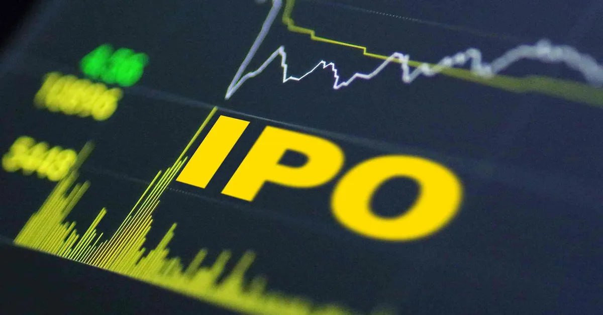 FabricaONE AI планирует IPO на конец года Дочка ГК Софтлайн субхолдинг FabricaONE AI который был сформирован только в мае этого года запланировал выйти на биржу до конца 2025 го об этом пишут коллеги из РБК со ссылкой на свои источники На текущий момент это FabricaONE AI крупнейший игрок на рынке заказной разработки ПО с долей 11 и выручкой в районе 18 19 млрд руб Ожидаемая сумма которую компания планирует привлечь в результате размещения 3 5 млрд руб Сама компания пока факт решения по IPO не подтверждает решение не утверждено окончательно и по их словам преждевременно обсуждать возможную оценку бизнеса   СофтТех