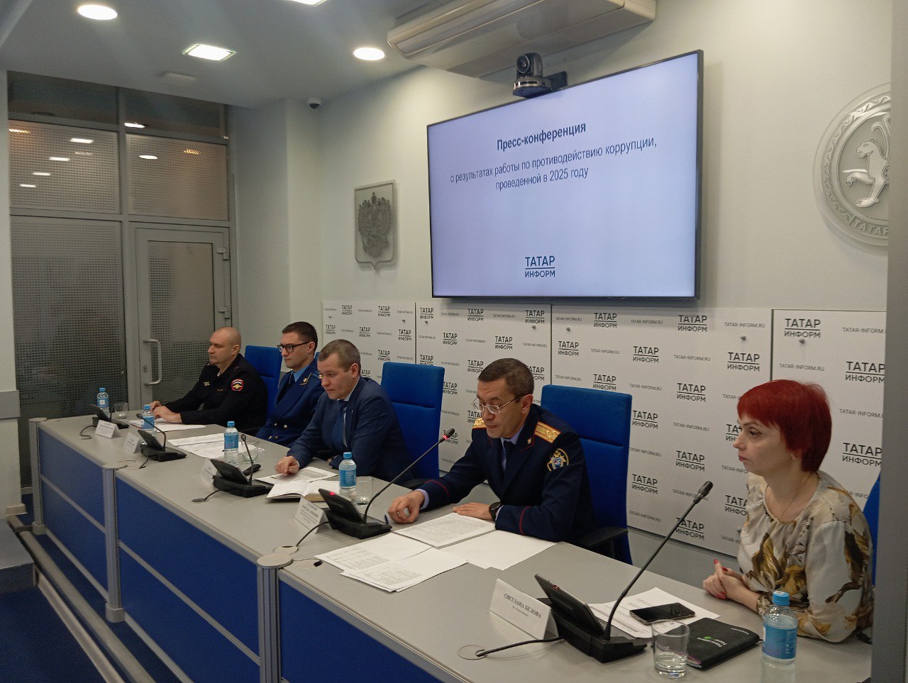 Заместитель руководителя следственного управления принял участие в пресс конференции посвященной вопросам борьбы с коррупцией В Республиканском Агентстве по печати и массовым коммуникациям Татмедиа прошла пресс конференция посвященная Международному дню борьбы с коррупцией в которой принял участие заместитель руководителя следственного управления Марсель Саримович Дулкарнаев Выступая перед собравшимися заместитель руководителя следственного управления сообщил что в Татарстане отмечается положительная динамика в расследовании коррупционных преступлений Так в 2025 году следователями возбуждено уже 795 уголовных дел коррупционной направленности При этом число направленных в суд дел по коррупционным преступлениям в этом году превысило итоговые годовые значения предыдущих лет Так на сегодняшний день в суд направлено свыше 400 уголовных дел Перед судом предстали 405 обвиняемых что на четверть больше того же периода прошлого года