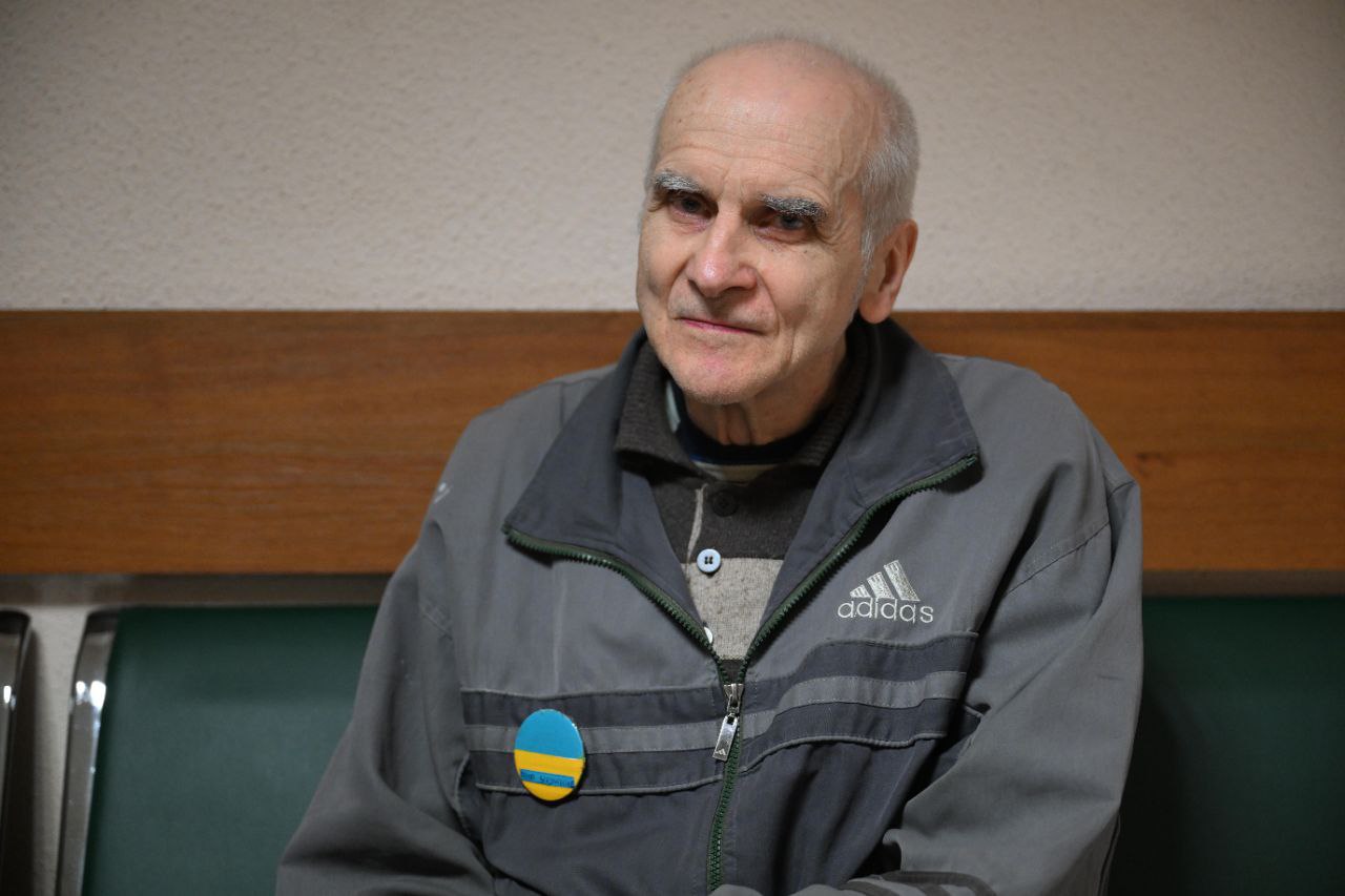 Задержанного пенсионера оштрафовали за пацифистский значок Выборгский суд увидел дискредитацию в значке Мир Украине на куртке Михаила Пушницкого и присудил штраф в 30 тысяч рублей сообщает RusNews Детали Со значком в цветах украинского флага Пушницкий пришел сегодня на акцию памяти жертв политических репрессий на Левашовском кладбище О его задержании сообщили корреспонденты Бумаги Что говорит Пушницкий RusNews передает его слова в суде Каждый человек имеет право на высказывание позиции ненасильственным путем Пушницкий заметил что полицейский попросил его сейчас снять а в другом месте надеть значок Если бы это было что то действительно дискредитирующее армию полицейский бы так не сказал Михаил Пушницкий не стал снимать значок и после штрафа Фото Бумага Подписывайтесь на Бумагу и предлагайте новости