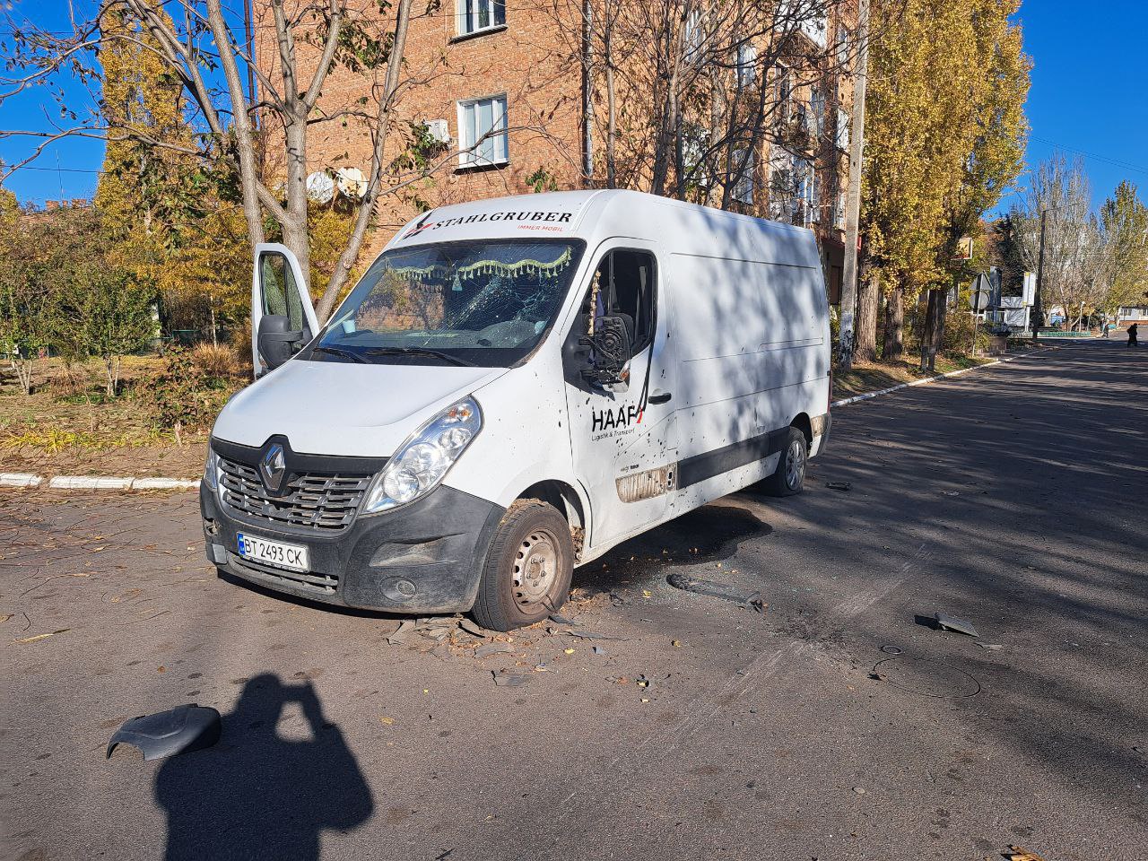 В  результате атаки БпЛА ВСУ в Новой Каховке поврежден автомобиль  "Инцидент произошел на перекрестке улиц Первомайской и Гагарина",  — сообщил сенатор от Херсонской области Константин Басюк.  По имеющейся информации жертв и пострадавших нет.   ПОДПИСАТЬСЯ  #насамомделе #насамомделевхерсоне #херсон #kherson   Наш чат     Наш бот     Наш Дзен