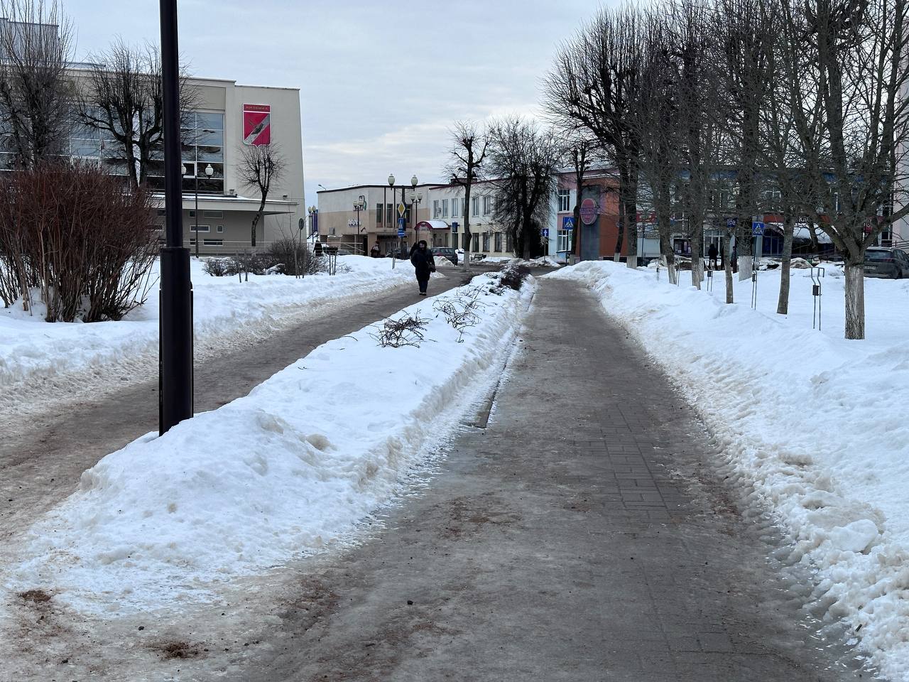 По данным Минздрава с наступлением зимы в Беларуси зарегистрировано свыше 16 тысяч случаев травм связанных с гололедом Медицинские работники столкнулись с увеличением числа пациентов с обморожениями а также травмами полученными из за низкой температуры и скользких поверхностей В Вилейскую ЦРБ за получением медицинской помощи в связи с гололедными травмами с конца декабря обратилось 47 человек В Минской области при складывающихся неблагоприятных погодных условиях предприятия ЖКХ продолжают принимать оперативные меры по уборке территорий от снега и обработке их противогололедными материалами а также вывозу убранного снега гололед зима