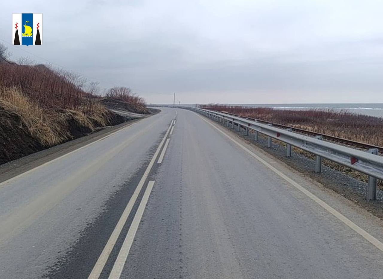 Завершен ремонт региональной трассы Невельск Томари аэропорт Шахтерск с 27 по 31 км Протяженность отремонтированного участка между селами Зырянское и Люблино составила 3 36 км   Работы проведены в рамках нацпроекта Инфраструктура для жизни инициированного Президентом РФ Владимиром Путиным В ходе ремонта уложено новое асфальтобетонное покрытие установлены барьерные ограждения и дорожные знаки нанесена дорожная разметка Ремонт участка региональной трассы повысил транспортную доступность небольших населенных пунктов Холмского района и обеспечил условия для безопасного и комфортного передвижения рассказал министр транспорта и дорожного хозяйства Максим Жоголев Полная ликвидация грунтовых разрывов на трассе Холмск Невельск запланирована на конец 2026 года Модернизация дороги осуществляется по поручению губернатора Сахалинской области Валерия Лимаренко До конца 2025 года в рамках нацпроекта в регионе планируется отремонтировать более 30 км дорог Подписывайтесь на нас в MAX sakhgov