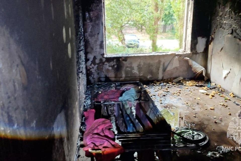 В Брянке из-за горящего дивана эвакуировали четверых человек В Брянке в 4-м микрорайоне произошёл пожар. Горела одна из квартир в многоэтажке. Из неё шёл густой дым. Пожарные прибыли на место происшествия за девять минут. Незамедлительно к работе подключилось отделение газодымозащитников. Спасатели эвакуировали из подъезда четверых человек, среди которых был ребенок. - В ходе разведки выяснили, что горит диван и домашние вещи на площади 5 квадратов в одной из комнат, - рассказали в МЧС России.