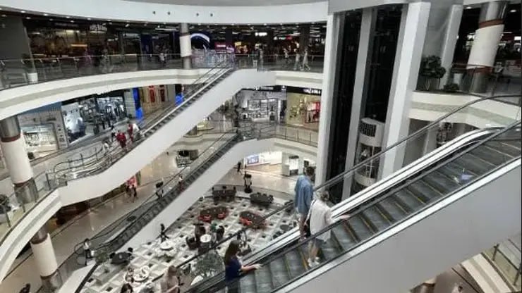 Ребенку оторвало палец на эскалаторе в барнаульском ТРЦ Как сообщает региональный СК 7 февраля 13 летний подросток спускался по эскалатору и уронил ключи в зазор между поручнем и движущимся полотном При попытке достать их пальцы ребенка затянуло в механизм В результате мальчик получил травму которая привела к ампутации одной фаланги пальца Фото 2ГИС   Подписаться на sibnovosti ru предложить новость