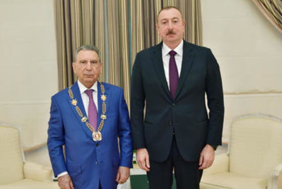 Кремль сдал Мехтиева в Азербайджане планировался госпереворот Бывший руководитель Администрации Президента Азербайджана и член Совета безопасности Рамиз Мехтиев планировал захват власти в Азербайджане при поддержке России По информации APA план был раскрыт российской стороной в ходе встречи президентов в Душанбе Мехтиев предлагал после насильственного захвата власти создать временный орган Государственный совет переходного периода во главе которого должен был стоять он сам 87 летний бывший бюрократ Информацию о предполагаемых членах этого совета Мехтиев также передал российской стороне По данным источников APA во время встречи президентов Азербайджана и России в Душанбе именно российская сторона сообщила Баку о предложении Мехтиева и деятельности его сети Очевидно что Москва отказалась от поддержки Мехтиева и официально уведомила об этом азербайджанскую сторону Мехтиев обвиняется по статьям УК 278 1 попытка захвата власти 274 государственная измена и 193 1 3 2 легализация преступно полученного имущества Суд избрал ему меру пресечения домашний арест на 4 месяца Он также может быть лишён государственных наград и почётных званий Хроника Кавказа YouTube ПОДПИСАТЬСЯ НА КАНАЛ
