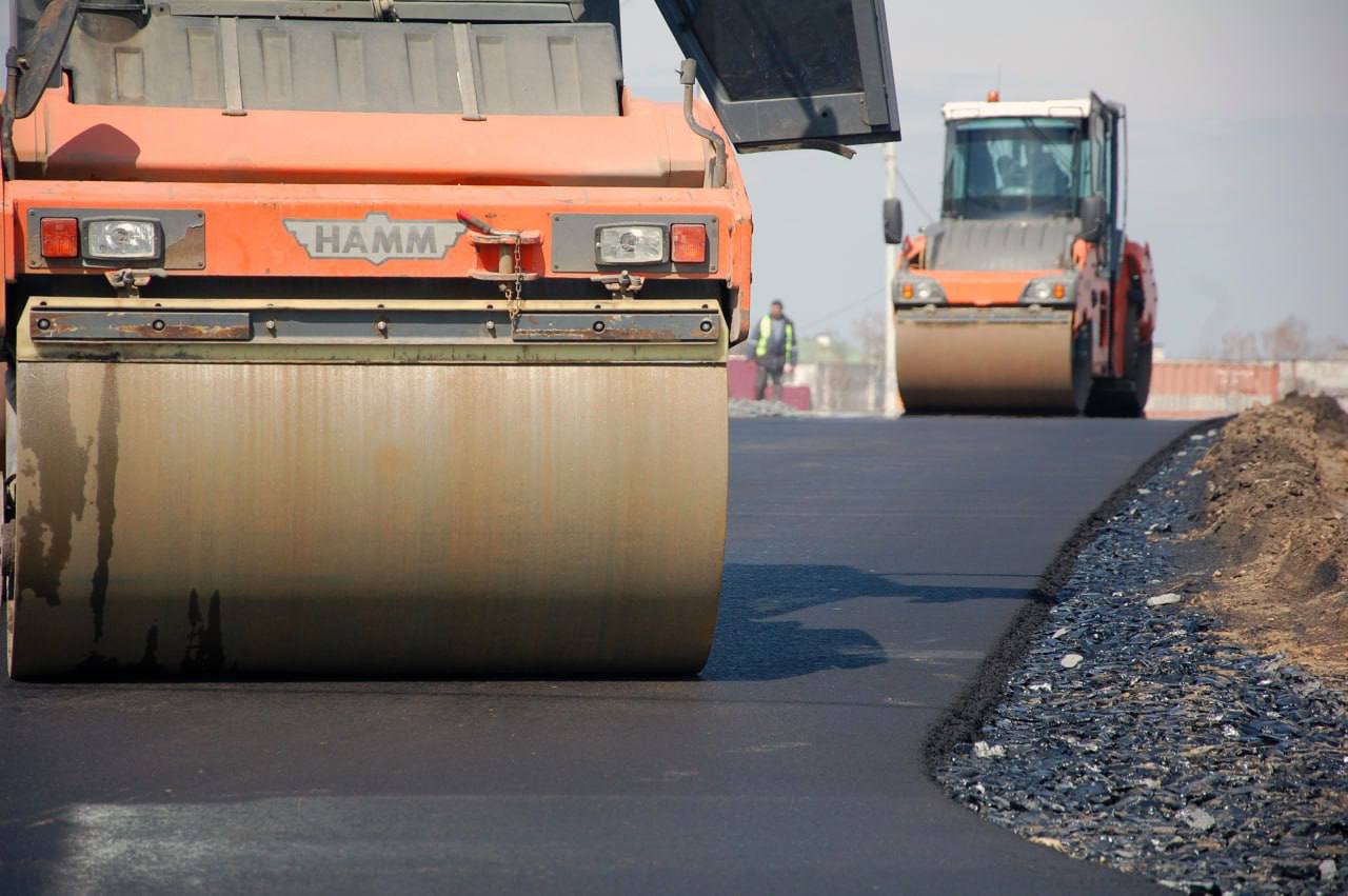 В 2025 в Белгородской области планируется отремонтировать 347 км автодорог  В частности, планируется завершить работы на участках федеральной трассы по направлению Белгород – Короча – Алексеевка, общей протяжённостью 47 км.   На региональной сети автомобильных дорог среди значимых объектов – Магистраль 1-1 в Старооскольском округе. Здесь планируется обновить участок протяжённостью 7,5 км от Лесхоза до заправок Лукойл. В Губкинском округе будет завершён ремонт автодороги Скородное – Кочки. В Белгородском районе начнётся ремонт автодороги Таврово – Соломино – Разумное. В 2025 году планируется привести в нормативное состояние участок протяжённостью 3 км, в 2026 году – оставшиеся 2 км дороги.  Кроме того, муниципалитеты получат субсидии из областного бюджета на ремонт 82 км автодорог местного значения.     Жесть Белгород - подписаться