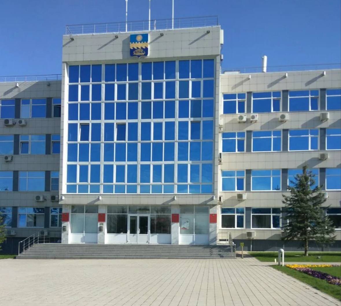 В Анапе не могут найти мэра Конкурс на пост мэра Анапы признан несостоявшимся из за отсутствия кандидатов На должность главы города курорта подать документы решился всего один человек Согласно регламенту конкурсная комиссия обязана представить в городской Совет не менее двух кандидатов Это требование не было выполнено Планируется повторный отбор кандидатур