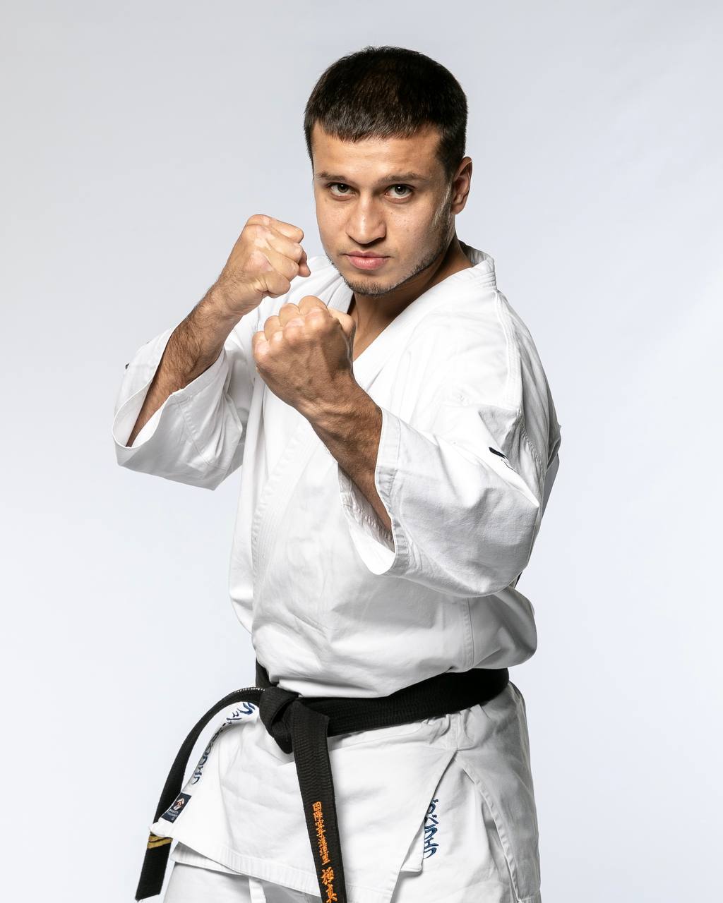 Сегодня свой земной путь закончил наш тренер и друг Лаша Габараев Лаша столкнулся с одной из самых страшных болезней и долгое время боролся за свою жизнь Вместе с ним этот тяжелый путь прошли многие из вас помогали в лечении поддерживали словом и делом Спасибо Лаша стал тренером Академии единоборств РМК в день открытия и всегда полностью отдавался своей работе с детьми и взрослыми Именно человеком дела мы навсегда запомним нашего сенсея Царства Небесного