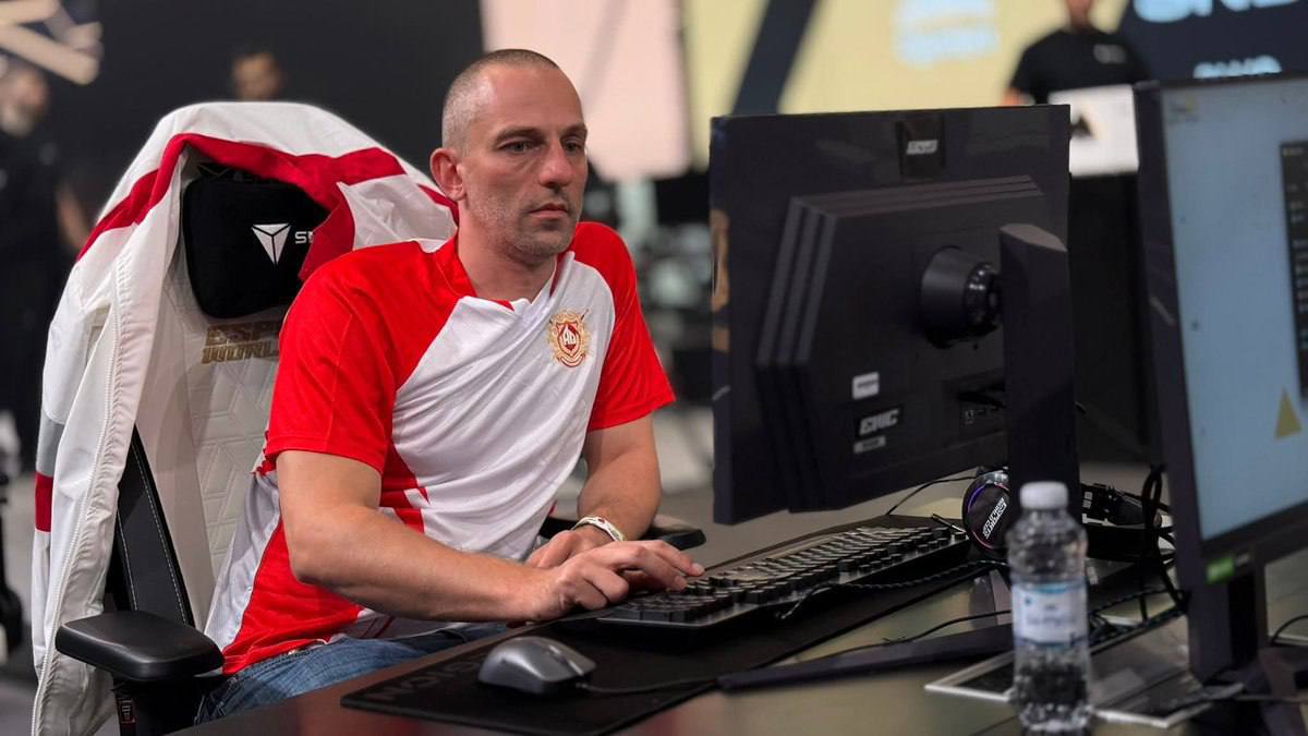 Определились все шестнадцать участников нокаут-турнира последнего шанса на Esports World Cup 2025  В Эр-Рияде шахматисты продолжают бороться за последние четыре путевки в главное событие Кубка мира по киберспорту. Вчера завершились еще две отборочных швейцарки, по итогам которых была сформирована сетка нокаута на шестнадцать человек.  В третьем отборочном турнире вплоть до последнего тура на выход в нокаут претендовал россиянин Александр Рахманов, но поражение в стыковой партии против Аниша Гири оставило Александра за бортом. Помимо Гири, из третьей швейцарки отобрались Жавохир Синдаров, Юй Янъи и Рамешбабу Прагнанандха.  Как и в остальных отборочных турнирах, для прохода в нокаут достаточно было набрать 5,5 очков из 7  – не стала исключением и четвертая швейцарка. Чемпион мира по рапиду Володар Мурзин набрал лишь 5 очков и не попал в нокаут, однако за последние четыре путевки поборется россиянин Александр Грищук – он прошел дальше вместе с Хансом Ниманном, Денисом Лазавиком и Бассемом Амином.  Итоги турнира последнего шанса будут подведены уже сегодня, 26 июля.  #новости #турнир