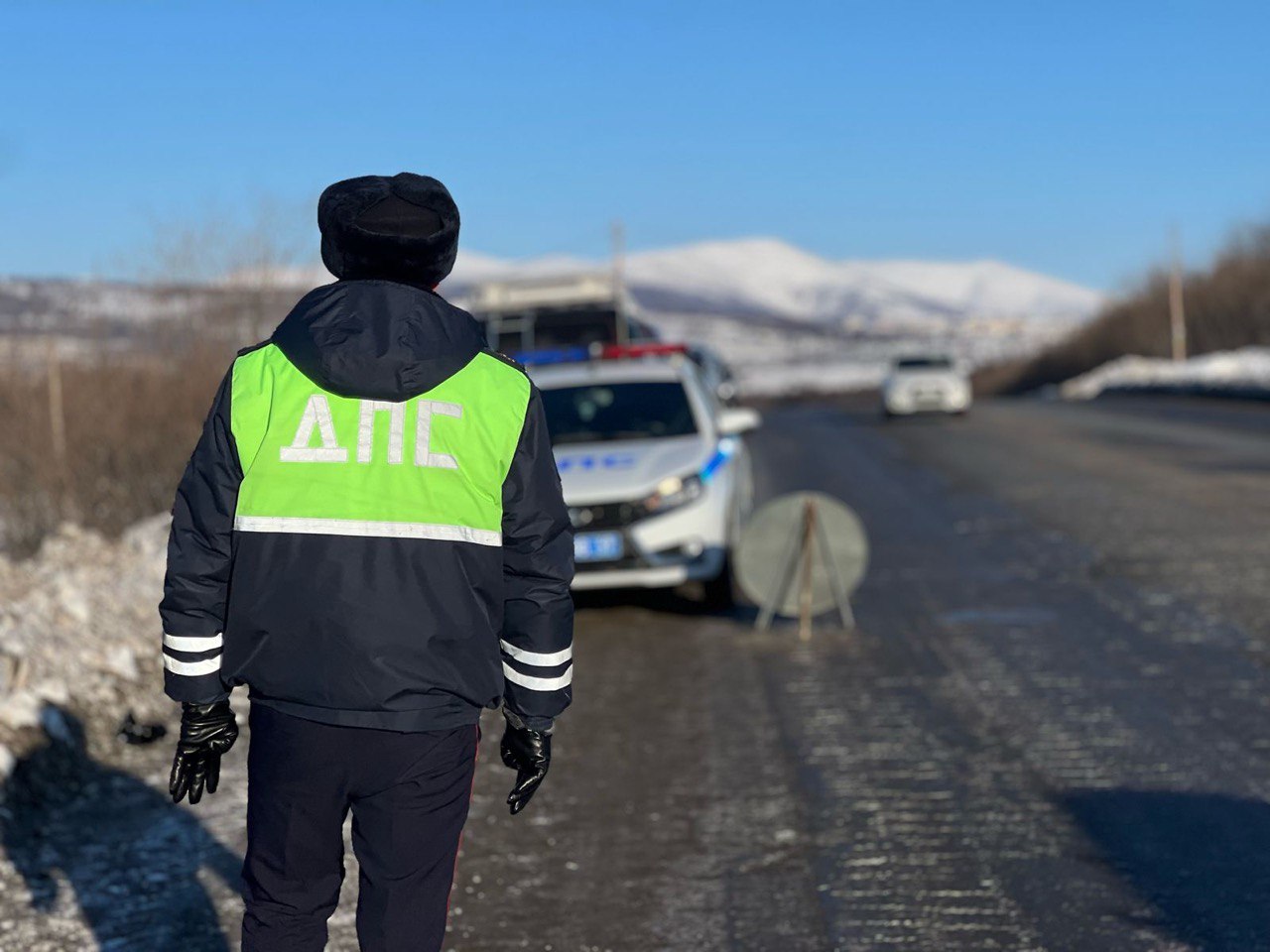 ‍  Госавтоинспекторы Ягоднинского района выявили факт использования поддельного документа  В ноябре сотрудниками Госавтоинспекции Отделения МВД России по Ягоднинскому району в ходе оформления ДТП на участке ФАД «Колыма» c участием 31-летнего водителя погрузчика был выявлен факт использования поддельных документов.  Гражданин предъявил полицейским удостоверение тракториста-машиниста, которое, согласно экспертизе, не соответствует установленному образцу и изготовлено методом струйной печати.  Дознавателем возбуждено уголовное дело по признакам преступления, предусмотренного ч. 3 ст. 327 УК РФ  использование заведомо поддельного документа . Максимальная санкция – лишение свободы на срок до одного года.  Участковым уполномоченным Отделения МВД России по Ольскому району установлено, что ранее судимая 38-летняя жительница п. Ола высказала угрозу убийством в адрес 42-летнего гражданина. Между ними произошел конфликт, в результате которого женщина взяла в руки нож.  Дознавателем возбуждено уголовное дело по признакам преступления, предусмотренного ч. 1 ст. 119 УК РФ  угроза убийством или причинением тяжкого вреда здоровью . Максимальная санкция – лишение свободы на срок до двух лет.  ⏺Всего за минувшие сутки:  - зарегистрировано 94 сообщения о происшествиях и преступлениях;   - в дежурные части за различные правонарушения доставлены семь человек.