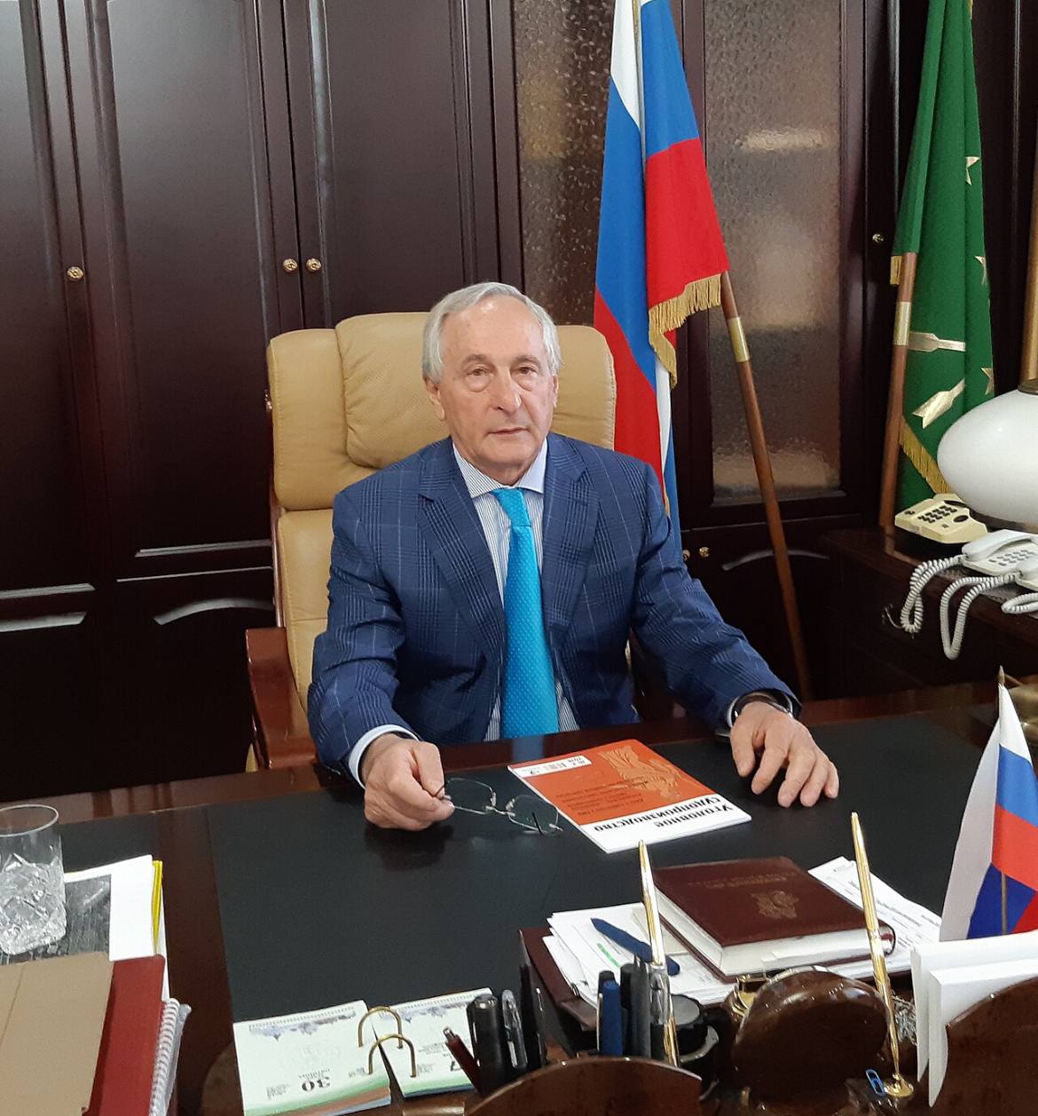 Суд обратил в доход государства имущество бывшего председателя Верховного Суда Республики Адыгея и его сына бывшего председателя Прикубанского районного суда г Краснодара Октябрьский районный суд г Краснодара рассмотрел иск Генеральной прокуратуры РФ к семье Траховых и их ближайшему окружению Ответчиками по иску стали 42 физических и 2 юридических лица имущество которых прокуратура просила обратить в доход государства В обоснование иска указано что при проведении проверки получены сведения о несоблюдении предусмотренных антикоррупционным законодательством запретов и обязанностей Траховым Асланом Исмаиловичем который в период с 1998 по 2019 годы осуществлял полномочия председателя Верховного суда Республики Адыгея его сыном Траховым Рустемом Аслановичем с 2018 по 2024 год замещавшем должность председателя Прикубанского районного суда г Краснодара и связанными с ними лицами В целях сокрытия истинного материального положения которое не могло быть достигнуто за счет ежемесячного денежного вознаграждения судьи и заработной платы членов семьи дорогостоящая недвижимость приобретенная на территории Республики Адыгея Краснодарского края и иных субъектах Российской Федерации была оформлена на близких родственников доверенных и подконтрольных лиц Траховых При этом фиктивные владельцы не имели финансовой возможности на приобретение оформляемого на них имущества Формальная регистрация недвижимости на третьих лиц исключала обязанность Траховых декларировать эти объекты и сведения о полученных от их использования и продажи доходах а также отчитываться об источниках происхождения капиталов   Рассмотрев представленные материалы суд удовлетворил иск в полном объеме обратив в доход государства  100 долей и акций 3 сельскохозяйственных предприятий АО Марьинское выращивание зерновых культур ООО Агро Юг выращивание злаковых культур ООО Колосс выращивание масличных культур 1 строительной компании ООО Дарстрой Регион и 1 девелоперской организации ООО Диво  469 земельных участков  176 нежилых зданий и помещений коммерческого назначения  8 особняков и 9 квартир в городах Краснодаре Майкопе и Москве Также в доход Россиийской Федерации с ответчиков взыскано 3 млрд руб полученных от реализации принадлежавшего им имущества Решение суда обращено к немедленному исполнению Подписаться на каналы Новости Подработка Рецепты Техника и мебель даром пристраиваем ненужные вещи