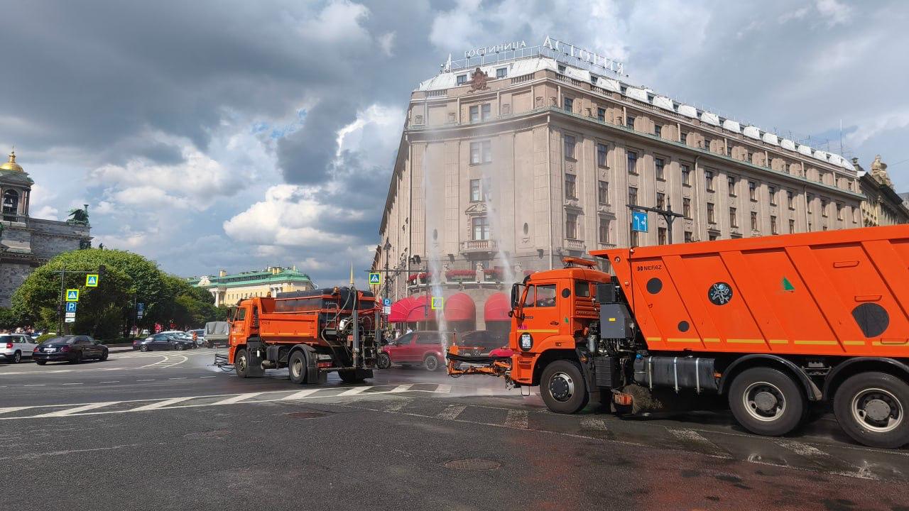 Петербург моют на фоне жары: на улицы вышли 529 единиц техники и 926 сотрудников С начала сезона на мойку улиц использовано почти 1,1 миллиона кубометров воды. Её применяют не только для мойки проезжей части и тротуаров, но и для санитарной обработки зон с высоким пешеходным трафиком у станций метро, остановок и кафе, используя специальный «шампунь».