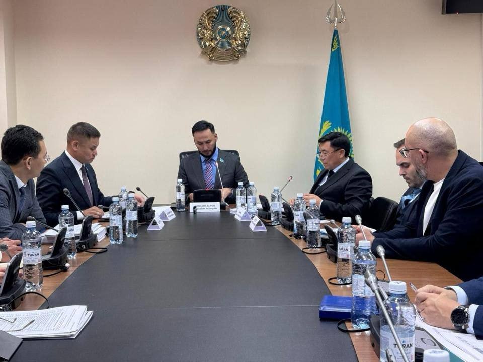 Не все кто лишился упрощенки по налогам будут платить НДС Около 70 предпринимателей сохранят право работать по упрощенке А те кто перейдет на общий порядок смогут не платить НДС и сохранят вычеты по корпоративному налогу если их годовой оборот не превысит 40 млн тенге пояснил первый вице министр нацэкономики Азамат Амрин на встрече с депутатами партии Respublica Сейчас в перечне ограничений остаются 795 видов деятельности из 1 1 тыс Упрощенка будет закрыта для крупных игроков оптовиков финансовых компаний недропользователей и розничных сетей свыше 2 тыс кв м После встречи Амрина с партией Respublica список решили доработать Депутат Айтуар Кошмамбетов предложил сохранить режим для малого B2C бизнеса туризма образования и услуг Обсуждение продлено до 16 октября kursivm kursiv finance