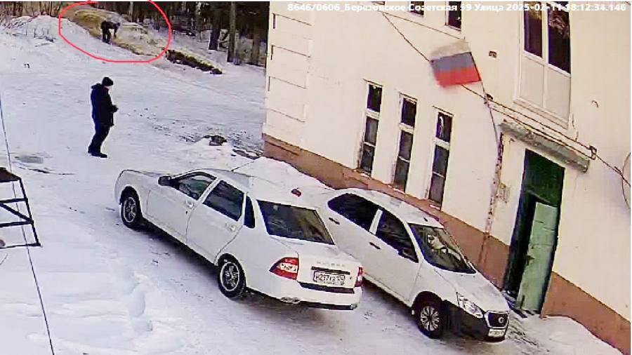 В Березовском рабочий упал в яму с горячей золой и через несколько дней скончался В Красноярском крае возбудили дело о нарушении требований охраны труда из-за гибели рабочего котельной в селе Березовском Шарыповского округа. Об этом сообщили в прокуратуре и СК. Все случилось еще 11 февраля. По версии прокуратуры, рабочий чистил печи от золы и скидывал ее в яму около котельной, так как специальных контейнеров на предприятии не было. В это время мужчина оступился и упал в горячую золу, получив ожоги лица, рук и ног 2 и 3 степени, пораженными оказались 30 % поверхности тела. Мужчина выбрался из ямы сам. Скорую на работу ему не вызвали, а увезли домой. Оттуда он попал в окружную больницу, где сказал, что травмы получил дома. Позже мужчину санавиацией доставили в отделение ожоговой реанимации краевой клинической больницы. Рабочий скончался 26 февраля. Супруга погибшего обратилась в прокуратуру. Там начали проверку. Сотрудники учреждения отрицали произошедшее и демонстрировали баки за зданием котельной, однако несчастный случай попал в объектив камеры видеонаблюдения. Сотрудники прокуратуры получили с нее запись. После этого Следственный комитет завел дело по признакам преступления, предусмотренного статьей о нарушении требований охраны труда, совершенном лицом, на которое возложены обязанности по их соблюдению, если это повлекло по неосторожности смерть человека. Newslab