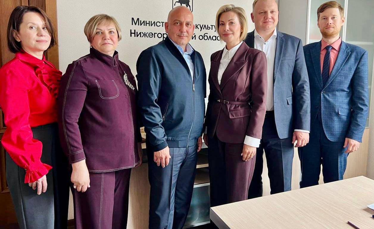 Министры культуры Абхазии и Нижегородской области обсудили возможность проведения фестиваля Музыка балконов в республике Встреча состоялась в рамках визита абхазской делегации в Нижний Новгород приуроченного к празднованию 80 летия концерна Росатом сообщили в Минкульте Также обсудили вопросы культурного обмена реализацию совместных проектов и модернизацию учреждений культуры Кове отметил высокий уровень организации культурных мероприятий в регионе и выразил заинтересованность в развитии сотрудничества SputnikAbkhazia