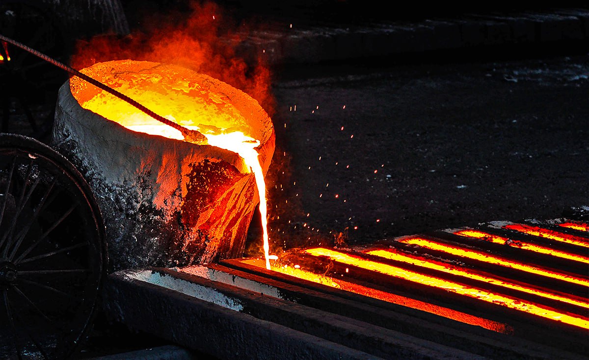 Экономическая турбулентность а вместе с ней и бюджетные проблемы в металлургических регионах скорее всего продолжится в 2026 году О серьезных проблемах в бюджетообразующей для ряда субъектов РФ отрасли говорится в докладе Центра стратегических разработок Клуб Регионов считает что стоит прислушаться с экспертам центра в учредителях которого с 2018 года значится Минэкономиразвития РФ Отметим доклад ЦСР под емким названием Как охлаждалась сталь вышел почти одновременно с анализом расчетной бюджетной обеспеченности регионов в 2025 и 2026 годах который также демонстрирует негативные тенденции Так традиционно ориентированные на металлургию Липецкая и Вологодская области в этом году выпали из списка самодостаточных При этом как минимум второй год подряд в список субъектов которые не справляются без федеральной поддержки входят Челябинская область а также регионы в которых металлургическая промышленность является одним из главных секторов экономики Карелия Курская Оренбургская области К этой группе также можно отнести и Кузбасс с той оговоркой что помимо металлургической промышленности базовой отраслью экономики является и угольная которая также переживает серьезный кризис ЦСР констатирует спад производства черной металлургии в 2025 году составил почти 5 Чуть лучше себя чувствует но тоже в минусе цветная металлургия минус 1 2 Причина охлаждение внутреннего спроса на фоне высокой ключевой ставки ЦБ и падения производств в смежных отраслях таких как машиностроение минус 6 2 автопром минус 23 6 строительство ввод жилых домов за 11 месяцев 2025 года сократился на 2 4 Индикаторы финансового состояния предприятий черной металлургии свидетельствуют о стремительном падении рентабельности ниже 10 по всей отрасли чистой прибыли у крупнейших металлургических предприятий и росте кредитных рисков Это подтверждает что отрасль переходит в режим финансового выживания отмечают эксперты центра Фактические показатели падения прибыли крупнейших металлургических компаний страны выглядят так Северсталь основной комплекс сосредоточен в Череповце Вологодская область также занимается производством и или добычей в Карелии Коми Ленобласти Петербурге Белгородской Калужской Мурманской Орловской областях ММК основной комплекс находится в Магнитогорске Челябинская область С 2023 году чистая прибыль сократилась со 118 до 10 миллионов Для НЛМК основной комплекс находится в Липецке металлургические производства находятся также в Екатеринбурге и Белгородской области самым удачным был 2024 год тогда чистая прибыль составила почти 122 млн В 2025 году менее 45 млн За пределами топ 3 ситуация еще хуже быстрее снижаются объемы производства и прибыль при этом растет долговая нагрузка К примеру общий долг ТМК Трубной металлургической компании регионы присутствия Белгородская Волгоградская Свердловская Ростовская области в шесть раз превышает размеры капитала холдинга у Металлоинвеста Белгородская Курская Оренбургская области в десять раз Хуже всего чувствует себя Мечел Башкирия Карелия Якутия Иркутская Кемеровская Челябинская области с общим долгом в размере почти 227 млн и отрицательным значением капитала минус 139 9 млн О масштабной остановке производства речь пока не идет однако отдельные примеры уже имеются У некоторых предприятий в отрасли ситуация уже близка к критической металлургический холдинг Мечел объявил о временной остановке Вяртсильского метизного завода находится в Карелии Прим КР с 1 февраля 2026 года до 1 июля 2026 года из за падения спроса сказано в докладе Страдают не только регионы непосредственного присутствия металлургических предприятий Из доклада следует что под угрозой реализации оказались многие инфраструктурные проекты в том числе строительство высокоскоростной магистрали Москва Петербург и реализация третьего этапа Восточного полигона РЖД