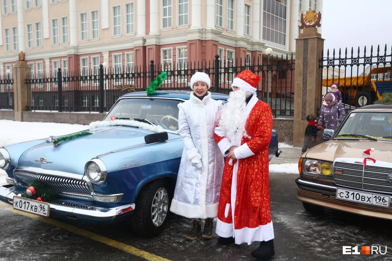 Новогодний ретропробег устроят в Музейном комплексе Верхней Пышмы   21 декабря, в субботу, украшенная колонна ретроавтомобилей во главе с музейным Дедом Морозом и Снегурочкой проедет по центральным улицам Екатеринбурга.  Старт в 13:00 от Музейного комплекса, потом Колона поедет до ГУКа УрФУ, ККТ «Космос», VeerMall и вернется в музей. После будут делать «автоёлку».  Среди участников пробега будут «Линкольн», «Додж» «Дуранго», «Москвич-412», ЗИМ ГАЗ-12, ГАЗ-21 «Волга», ВАЗ-2103, ГАЗ М-20 «Победа» и даже мотоцикл «Иж».  Ловите колонну в камеры своих смартфонов в городе. Фото пробега 2023 года: E1.RU.   Новости Екб тут