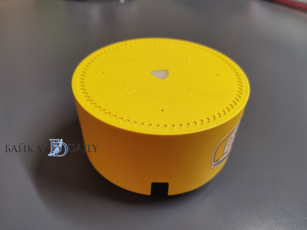 Россиян призвали не обсуждать чувствительную информацию около умных колонок Полную приватность рядом с умной колонкой может гарантировать только физическое отключение микрофона Об этом сообщили ТАСС в Роскачестве Чтобы сохранить свою конфиденциальность лучше воздерживаться от обсуждения чувствительной информации в непосредственной близости от умных устройств Принцип их работы предполагает постоянный анализ звукового окружения Учитывайте также что любая фоновая речь может фиксироваться и использоваться для формирования точного профиля пользователя включая интересы повседневные привычки и даже маршруты рассказал руководитель Центра цифровой экспертизы Роскачества Сергей Кузьменко Он подчеркнул что при выборе умной колонки ключевым критерием безопасности считается наличие кнопки отключения микрофона