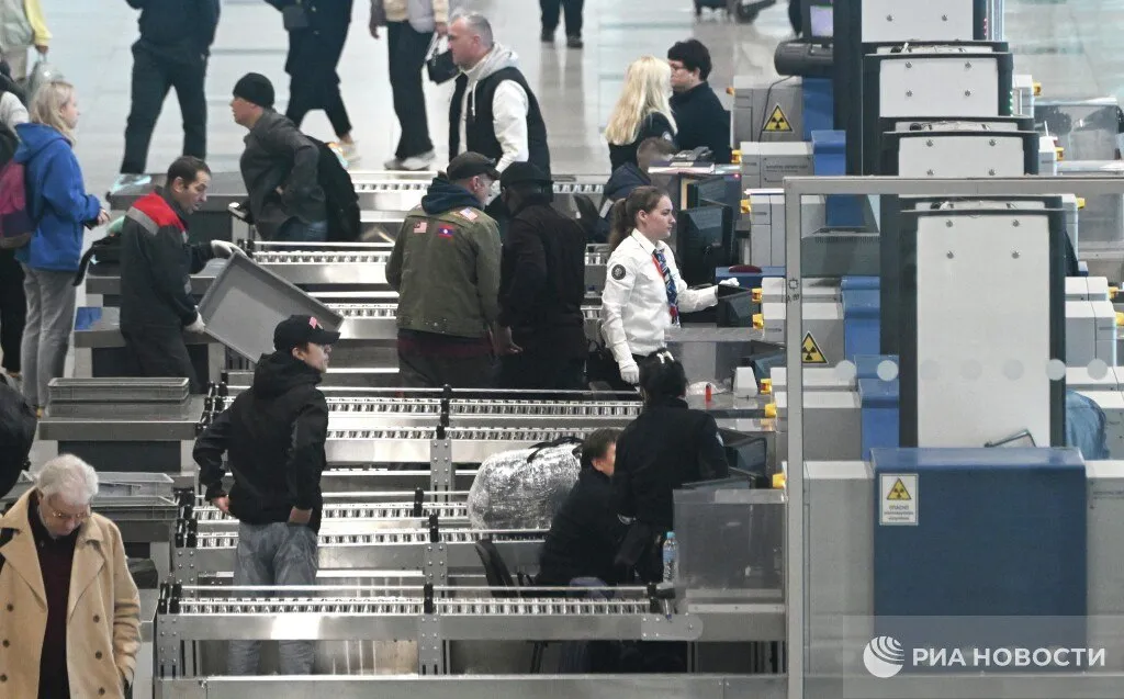 Ввести семейные коридоры для приоритетной посадки пассажиров с детьми в самолеты и поезда предложили в Общественном совете при Минтрансе Речь идет об отдельных линиях в том числе для досмотра Эксперты полагают что такое решение не требует серьезных инвестиций и первоначально может быть реализовано как рекомендация Подписаться на РИА Новости