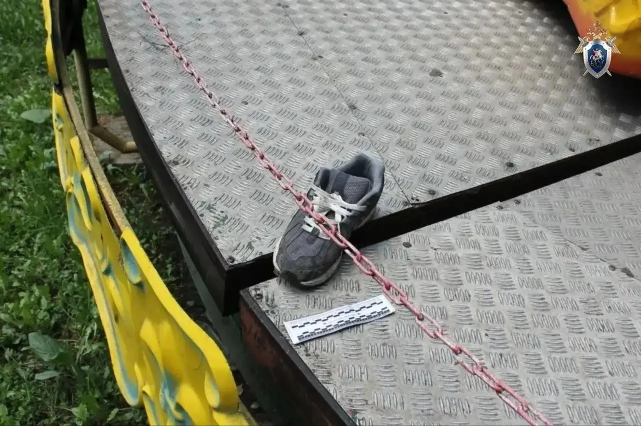 В Стерлитамаке возбуждено уголовное дело после травмирования ребенка Дело завели по факту оказания услуг не отвечающих требованиям безопасности жизни или здоровья потребителей Напомним 10 мая в парке имени Ю Гагарина 12 летний мальчик получил тяжелые травмы на аттракционе Вальс ракушка Когда ребенок по указанию оператора переходил в другую кабинку устройство начало работу и его зажало между элементами конструкции Пострадавшего доставили в больницу Уфы Сейчас ему продолжают оказывать медпомощь Следователи устанавливают все обстоятельства происшествия прокуратура контролирует ход расследования БСТ в Telegram БСТ в МАХ