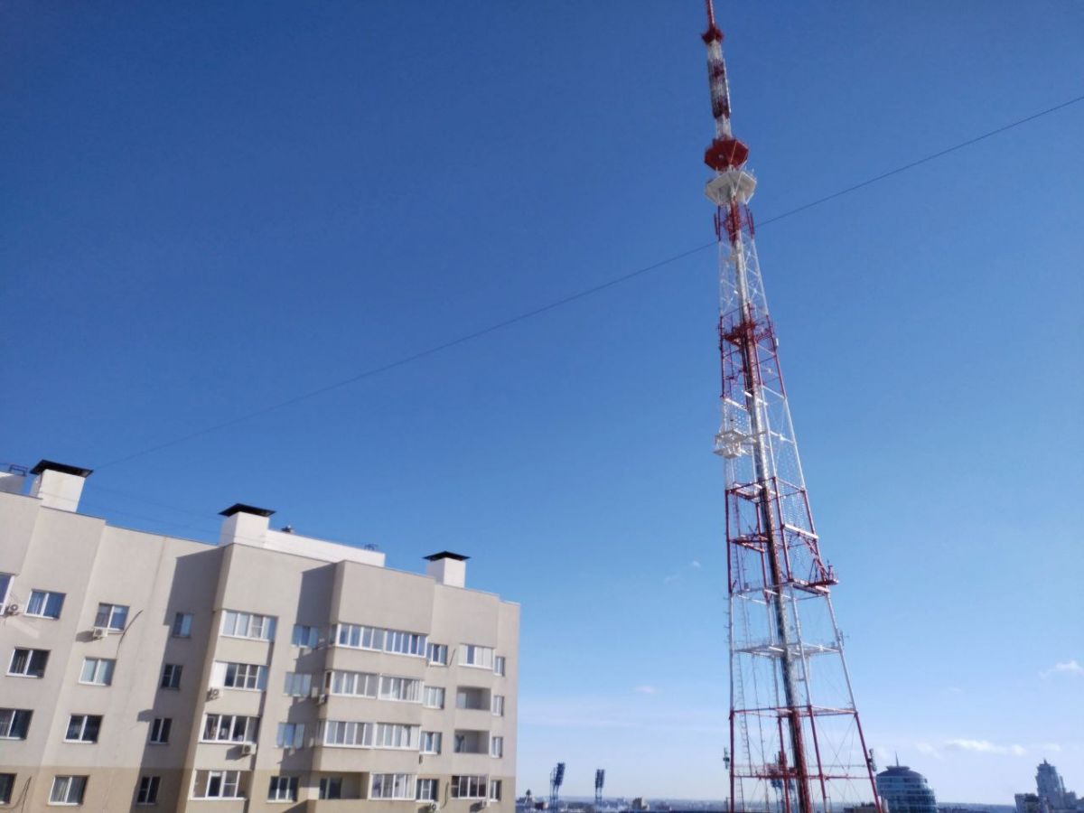 Праздничную подсветку воронежской телебашни включат 7 и 9 мая В День Великой Победы воронежскую телебашню украсит праздничная подсветка. Также сегодня на медиафасаде башни включат подсветку ко Дню радио. Сегодня с 20:00 до 23:00 воронежцы смогут увидеть на медиафасаде праздничные надписи «7мая - День радио» и «Поздравляем!». В День Победы медиаэкран башни украсят надписи «9 мая! С Днем Победы!» и «1941-1945 Мы Помним!». Также на башне появятся салюты и можно будет увидеть изображение ордена Отечественной войны, георгиевской ленты и Знамени Победы. ↗ Прислать новость Подписаться