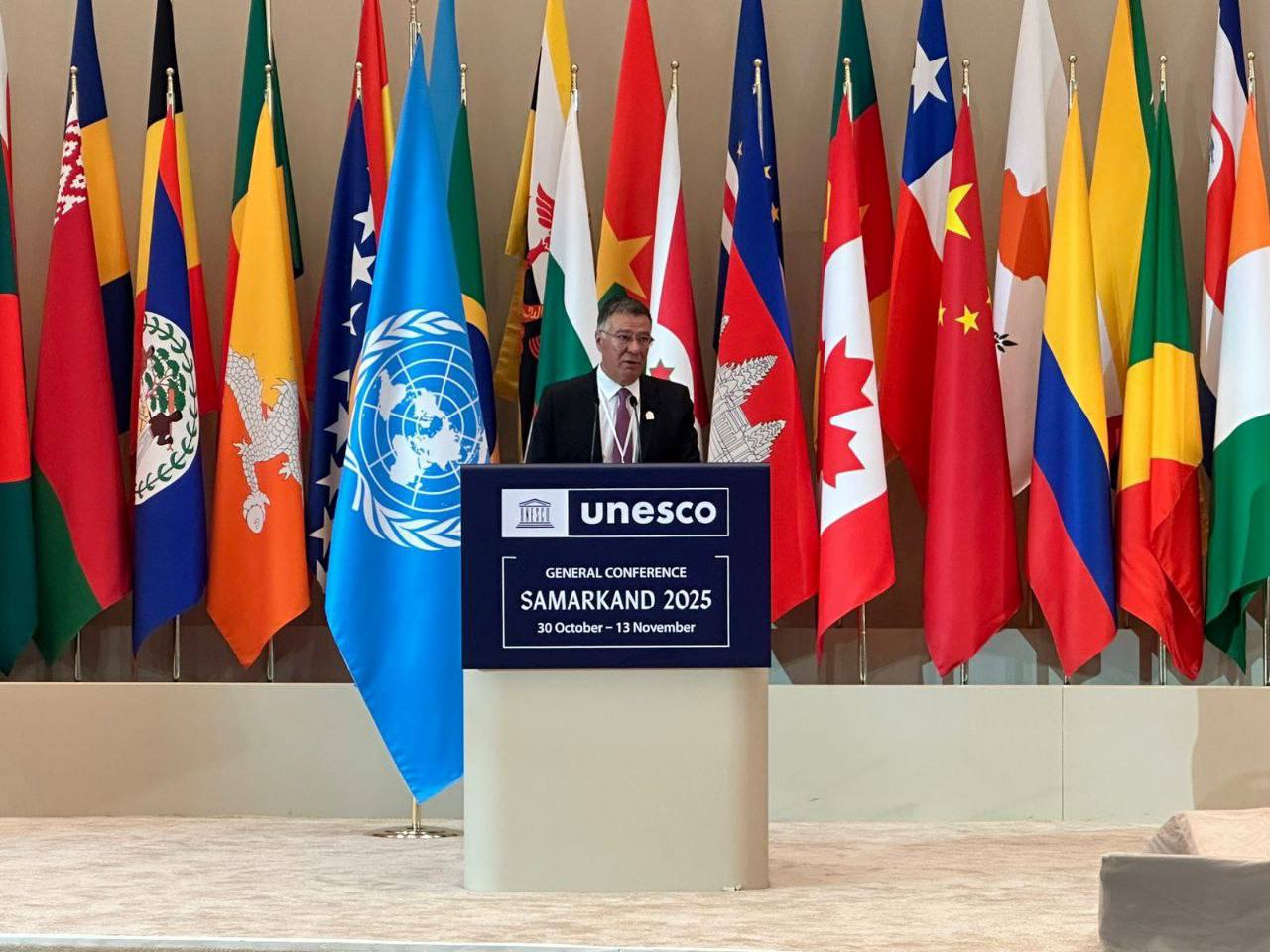 Изявление на ръководителя на делегацията на Руската Федерация заместник министъра на външните работи на Русия А Панкин на 43 тата сесия на Генералната конференция на ЮНЕСКО гр Самарканд 4 ноември 2025 г В годината на 80 годишнината на ЮНЕСКО с безпокойство отбелязваме нарастващата турбуленция и конфронтация в световните дела Това пряко се отразява на състоянието на международното хуманитарно сътрудничество зоната на отговорност на ЮНЕСКО В резултат на това се предприемат недостатъчни мерки за борба с дискриминацията в образованието науката и културата дигиталното разделение нараства неоколониалните практики не са изкоренени Нарушенията на медийните и културните права стават все по чести По специално отбелязваме продължаващото преследване на рускоезичното население в балтийските страни и Украйна Трябва да се обърне необходимото внимание на безопасността на журналистите включително руските и на техните убийства на случаите на натиск върху медиите и на нападенията срещу обекти на културата и образованието Показателна е липсата на реакция на действията на украинските власти които застрашават обекта на световното наследство Исторически център на Одеса предприемайки стъпки за разрушаване на паметника на великия поет А Пушкин както и демонтирайки множество други исторически паметници в града Отбелязваме продължаващите усилия на малка група държави да политизират Организацията и да я експлоатират за свои користни интереси Като спонсорират киевския режим и украинизират дневния ред те отклоняват вниманието и ресурсите на световния хуманитарен форум от решаването на належащи проблеми Всичко това се случва на фона на надвиснала бюджетна криза след оттеглянето на САЩ от ЮНЕСКО и без да се изплащат значителни дългове Изпълнението на ключовите проекти на Организацията е изложено на риск Не изключваме необходимостта от предприемане на извънредни мерки Необходима е допълнителна подкрепа за програмите на Организацията Ясно е че Организацията се нуждае от промяна Надяваме се че настоящата сесия на Генералната конференция ще бъде повратна точка в развитието на ЮНЕСКО Приветстваме ангажимента на новоизбрания Генерален директор професор Халед ал Анани за укрепване на ролята на държавите членки в управлението на Организацията и осигуряване на прозрачност и отчетност по финансовите въпроси Отбелязваме положително че това е първият път когато представител на арабския свят става Генерален директор Убедени сме че е необходимо да се постига справедливо географско представителство на всички социално културни региони в органите на ЮНЕСКО нейните конвенции и програми Държавите трябва да имат равни възможности да допринасят за работата на Организацията Нашите общи усилия трябва да се съсредоточат върху изпълнението на програмни дейности в строго съответствие със Средносрочната стратегия Престижният статут на ЮНЕСКО като лаборатория на идеи трябва да бъде възстановен Трябва да дадем приоритет на ефективната помощ за развиващите се страни включително в рамките на глобалния приоритет Африка Особено внимание трябва да се обърне и на нуждите на малките островни развиващи се държави В продължение на повече от 70 години от членството си в ЮНЕСКО нашата страна демонстрира непоколебима ангажираност с идеалите и принципите на тази Организация Нашата страна е представила кандидатурата си за Изпълнителния съвет Ако бъдем избрани ние сме решени да работим активно в него Ангажирани сме с напредването на обединяващия дневен ред основан на баланса на интересите между всички страни като отчитаме цивилизационното многообразие на света Уверени сме че изборът на Русия ще насърчи равенството истинския мултилатерализъм демократичните принципи и плурализма Прочетете изцяло