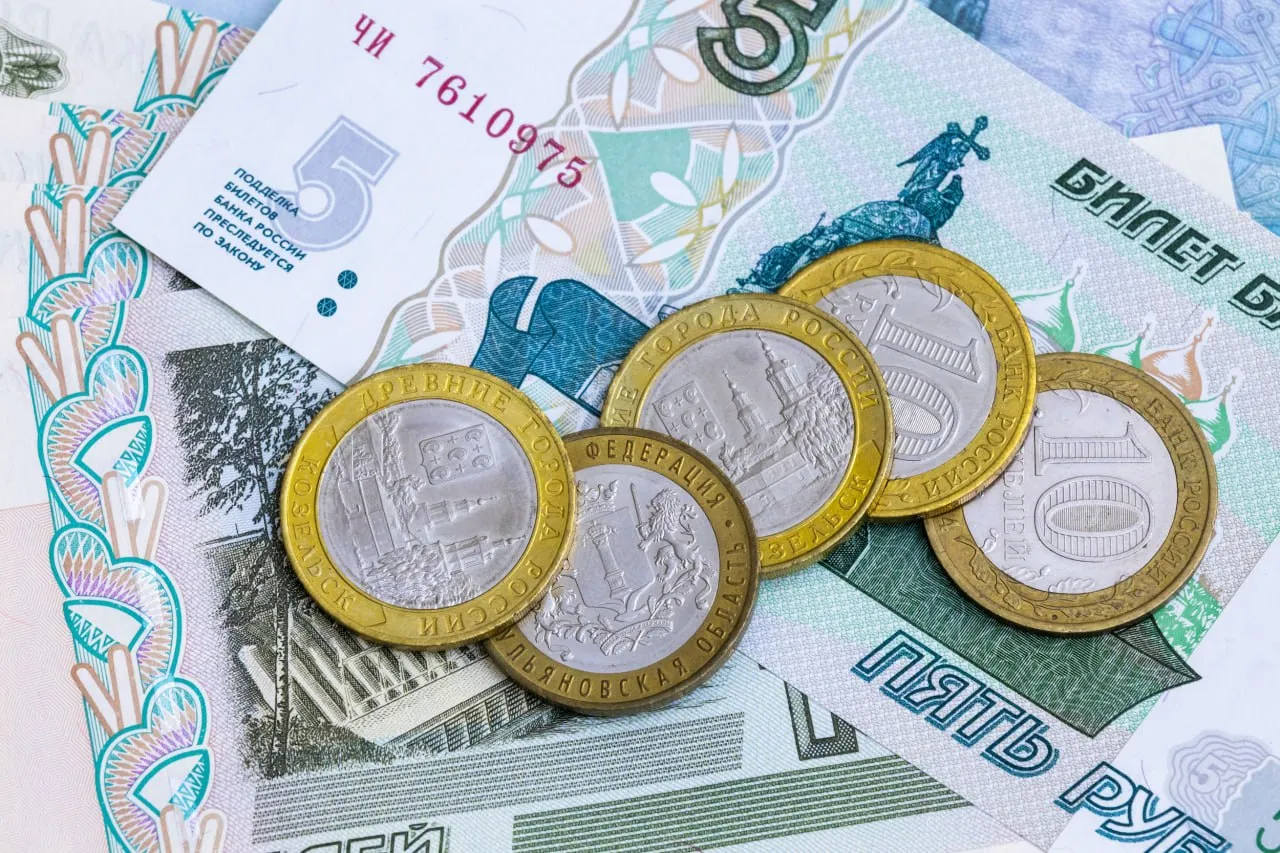 Хирург флеболог возглавил топ самых высокооплачиваемых вакансий мая в Челябинске Аналитики SuperJob составили рейтинг лучших зарплатных предложений месяца Первое место заняла вакансия врача хирурга флеболога с зарплатой от 150 тысяч рублей Кандидату обещают релокационный пакет и обучение лазерной хирургии На втором месте заместитель директора гипермаркета которому готовы платить 120 тысяч плюс ДМС и квартальные премии Третью строчку делят стоматолог терапевт стоматолог ортодонт и менеджер на ресепшен с зарплатами по 100 тысяч рублей В целом по стране медики лидируют в зарплатных топах большинства городов миллионников Водителям в ряде регионов предлагают от 130 тысяч инженерам свыше 150 тысяч а квалифицированным рабочим более 120 тысяч рублей в месяц
