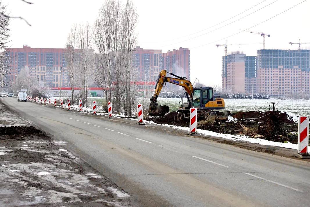 В поселке Новознаменском приступили к строительству дорог  Речь идет о строительстве дорог на улицах Выездной, Нарыкова, Жукова, Казаджиева, Барабанова и Волкова.  До конца марта необходимо сделать безопасный доступ к школе № 108 и детскому саду № 190.  «Недалеко от дошкольного учреждения появится разворотное кольцо для автобусов. Кстати, несмотря на стройку, общественный транспорт ходит регулярно», – написал мэр Краснодара Евгений Наумов в телеграме.     Новости тут   Прислать фото/видео