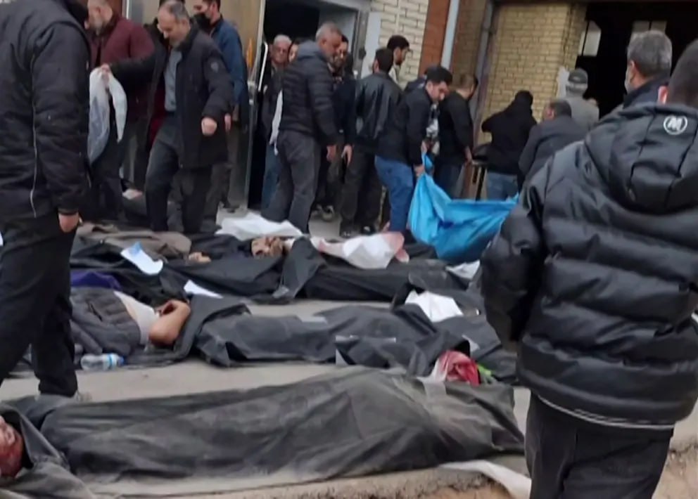 Они стреляли по нам из разного оружия и ранили многих людей очевидец рассказал BILD об убийствах протестующих в Иране К BILD обратился немецко иранский гражданин очевидец подавления протестов в Иране Он хочет чтобы мир узнал как Исламская Республика устроила массовое убийство нашего народа и пыталась скрыть свои преступления отключив интернет Его зовут Шахрох Селахварзи с 25 декабря 2025 года он вместе со своей женой был в Иране где навещал родственников Жена Шахроха родом из Тегерана а он из Хорремабада в 400 км к юго западу от иранской столицы Когда начались протесты он стал свидетелем ужасных сцен Особенно много жертв пришлось на 8 и 9 января после призыва Резы Пехлеви выходить на улицы Эти два дня были ужасными они убили очень много людей Племянница Шахроха которая работает в больнице Хорремабада сказала ему Дядя здесь шесть трупов Они имеются в виду силовики режима прим ред были в приёмном отделении и избили нескольких людей Затем они забрали всех раненых На следующий день он вместе со своим братом стал свидетелем того как приспешники мулл выстрелили человеку в голову Они стреляли в упор До того как я работал в Иране журналистом я служил в армии Я знаю всё это оружие Они стреляли по нам из разного оружия и ранили многих людей У двух или трёх была АК 47 это обычное оружие у Корпуса стражей революции Они также стреляли из дробовиков и применяли газ А молодые люди пытались защищаться камнями Похожие сцены Шахрох увидел в Тегеране Там также были снайперы на крышах Я это заметил потому что выстрелы звучат совсем по другому Я сказал своему брату что нам нужно держаться у стен зданий а не идти посреди улицы Их было так много Я конечно не могу этого доказать но я думаю что у них есть поддержка со стороны других террористических групп из Ирака или Афганистана Иначе у них никогда не было бы столько личного состава Они были повсюду это меня удивило и я спрашивал себя как такое возможно Об итогах протеста Селахварзи говорит так Иранцы в шоке Интернета до сих пор нет Мы до этого не имели ни малейшего представления о том что происходило в других городах Без интернета мы ничего об этом не знаем А муллы распространяют угрозы что если кто то выйдет на улицу он мёртв Люди так надеялись на Трампа Но он ничего не сделал Я думаю муллы могут удерживать людей от выхода на улицы несколько месяцев По мнение очевидца высокие цены в сочетании с низкими заработками будут и дальше почвой для протестов Иранцы просто не могут сдаться потому что им больше нечего терять Люди на улицах говорили то же самое Во время предыдущих протестов люди тоже были мужественными Но теперь они просто больше не боятся Я думаю так и останется Когда позже интернет снова хоть немного появится и люди узнают что произошло они вернутся на улицы но нам нужна поддержка западных стран В Иране люди задаются вопросом почему эти страны ничего не делают Почему они всё ещё хотят поддерживать мулл BILD спросил Шахроха смогут ли по его мнению люди свергнуть режим Я думаю да Сто процентов Режим мулл мёртв Раньше они правили людьми с помощью насилия теперь им приходится с ними сражаться Народ их враг Долго они этого не выдержат BILD Russian