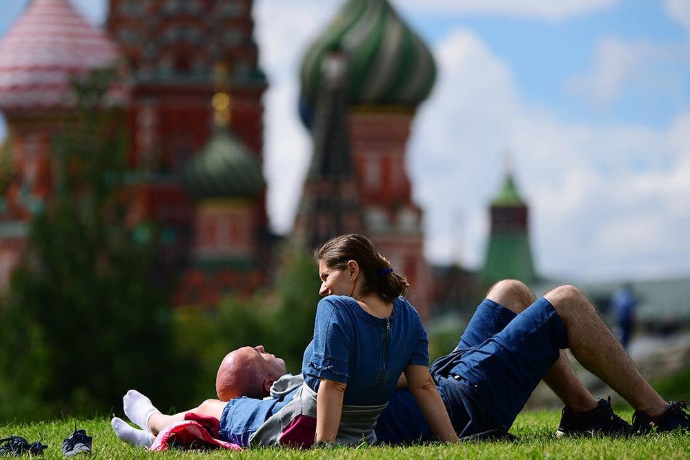 29 мая в Москве стало самым теплым днем с начала года К 13:00 столбик термометра достиг плюс 28,5 градуса, что на 0,8 градуса превышает значения прошлого лидера - 25 мая. При этом прогрев продолжается, поэтому точные показатели сегодняшнего дня будут известны после 21:00, когда специалисты снимут показания с максимальных термометров.