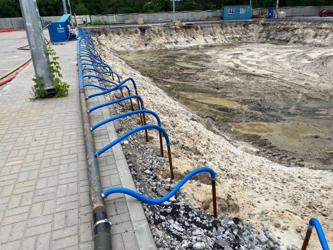 Грунтовые воды сбрасывали в водохранку со строительной площадки. Об этом сообщили в Роспотребнадзоре. На территории стройплощадки на Остужева был вырыт котлован, по периметру которого установлено оборудование, откачивающее грунтовые воды. По системе трубопроводов грунтовые воды и попадают в воронежское водохранилище. Лицо, допустившее сброс установят. Инцидент Воронеж Хотите чем-то поделиться? Присылайте фото и видео в наш бот-предложку. Лучшее опубликуем!