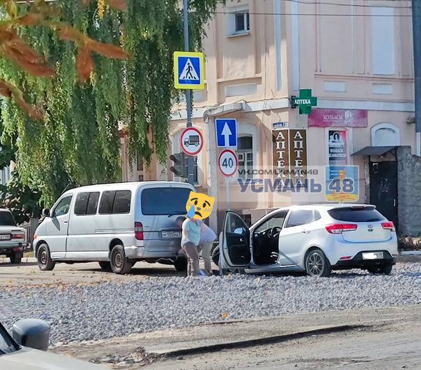 В одном из райцентров Липецкой области водители попадают в щебневую ловушку прямо в центре города.   В Усмани водители всё равно ездят по улице Комсомольской, хотя она закрыта на ремонт.  С 12 июля там меняют дорогу: сняли старое покрытие, засыпали щебёнку. Но водители, несмотря на знаки, ездят по ней и застревают. В соцсетях появляются фото машин, застрявших в щебёнке. В местном паблике «Усмань48» даже появился мем: «Застрявшие на Комсомольской» и «Они не пройдут».  В администрации Усманского района говорят, что участок дороги по улице Комсомольской закрыт для машин. Там были установлены знаки, но водители их не заметили. Сейчас на участке ставят бордюры, потом дорогу заасфальтируют.