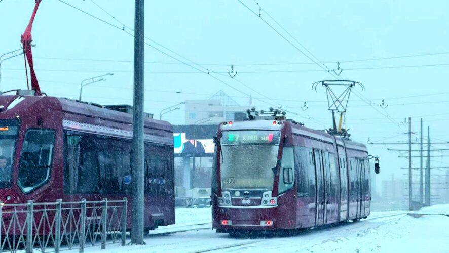 В Казани из за морозов остановили часть электротранспорта В столице Татарстана временно приостановлено движение троллейбусных маршрутов 2 3 5 6 7 8 и 12 а также трамвая 4 В Метроэлектротрансе сообщили что из за сильных морозов и изношенности инфраструктуры произошло повреждение контактной сети Восстановительные работы продолжаются Подписаться Новости Казани